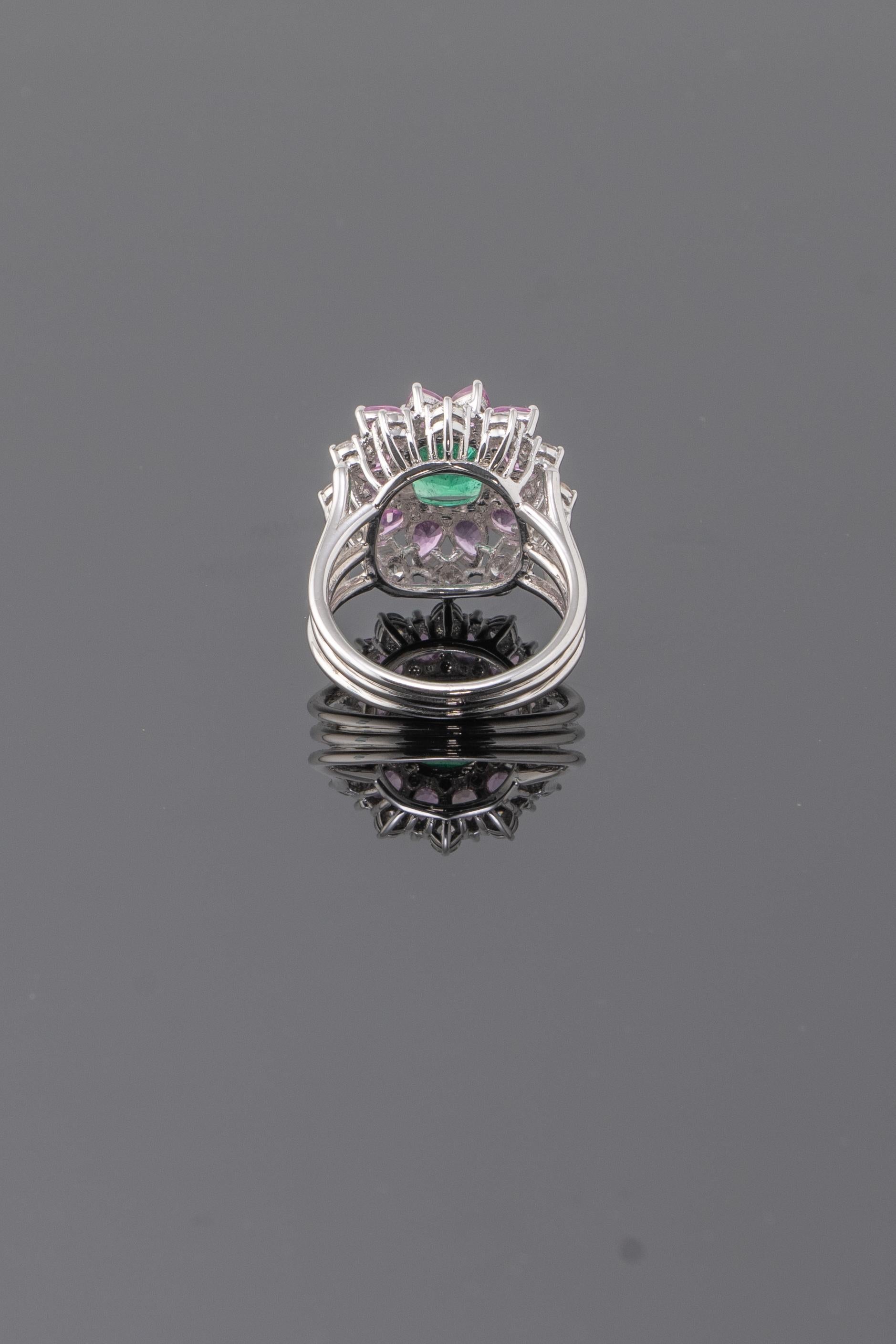 Ring aus 18 Karat Gold mit rosa Saphiren, Smaragden und Diamanten (Smaragdschliff) im Angebot