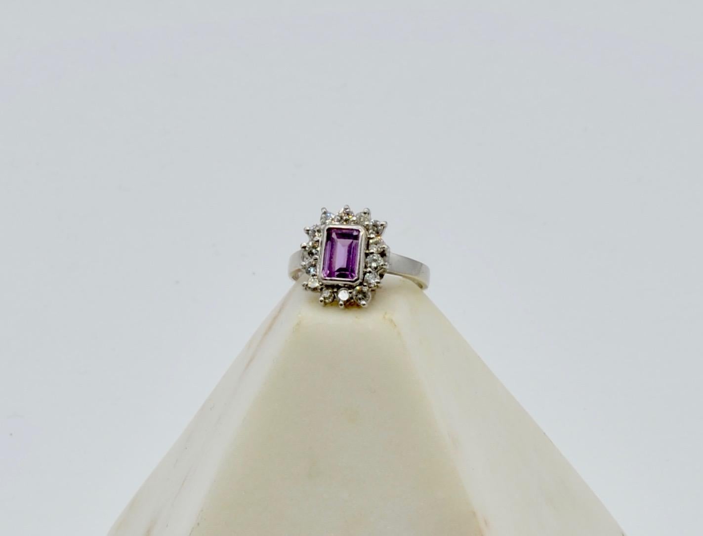 Taille émeraude Bague en or blanc entourée de diamants entourée d'un saphir rose taille émeraude de 1 carat en vente