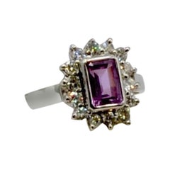 Bague en or blanc entourée de diamants entourée d'un saphir rose taille émeraude de 1 carat