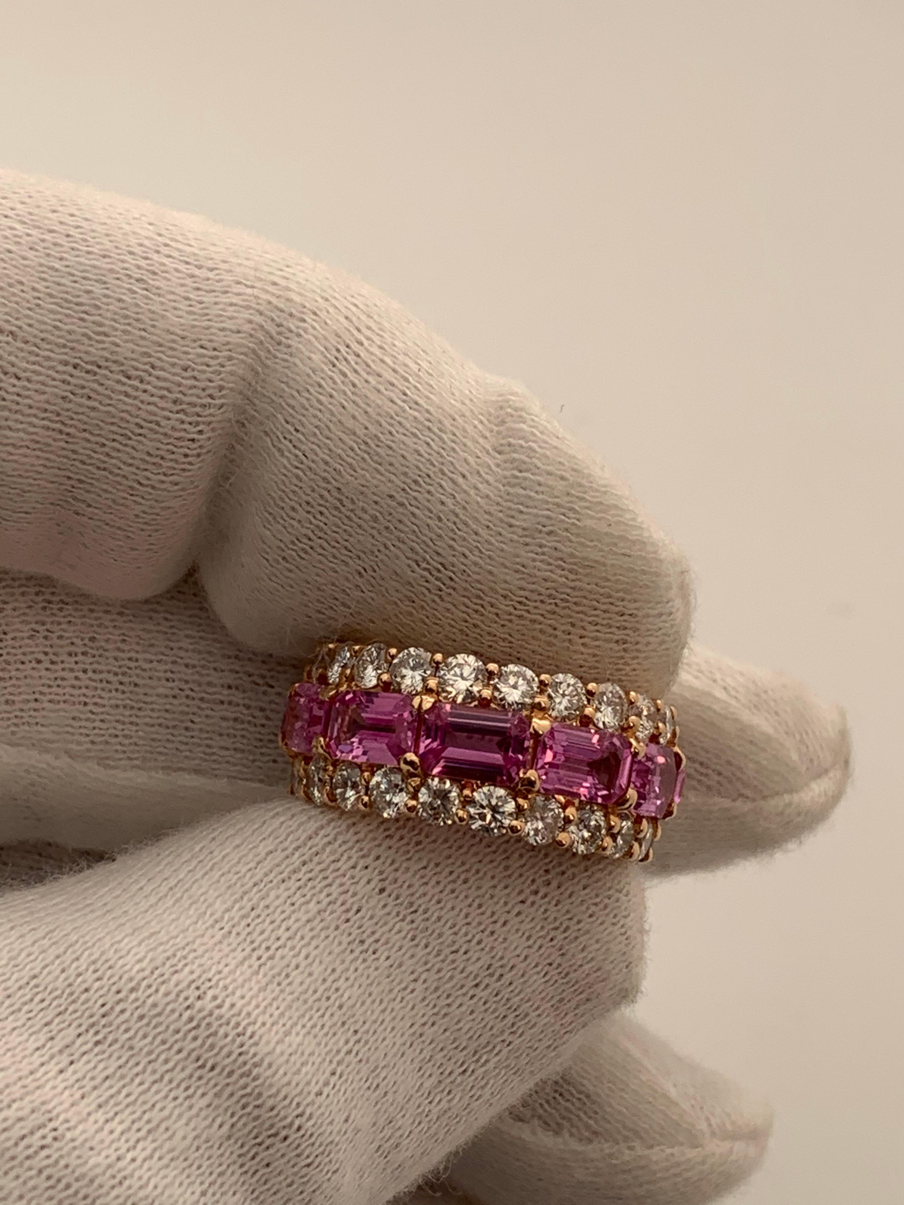 Questo bellissimo anello presenta una fila centrale di zaffiri rosa taglio smeraldo incastonati a est-ovest con una fila su entrambi i lati di diamanti tondi a brillante.
11 Zaffiri rosa per un peso di 7,34 carati.
44 diamanti rotondi per un peso di