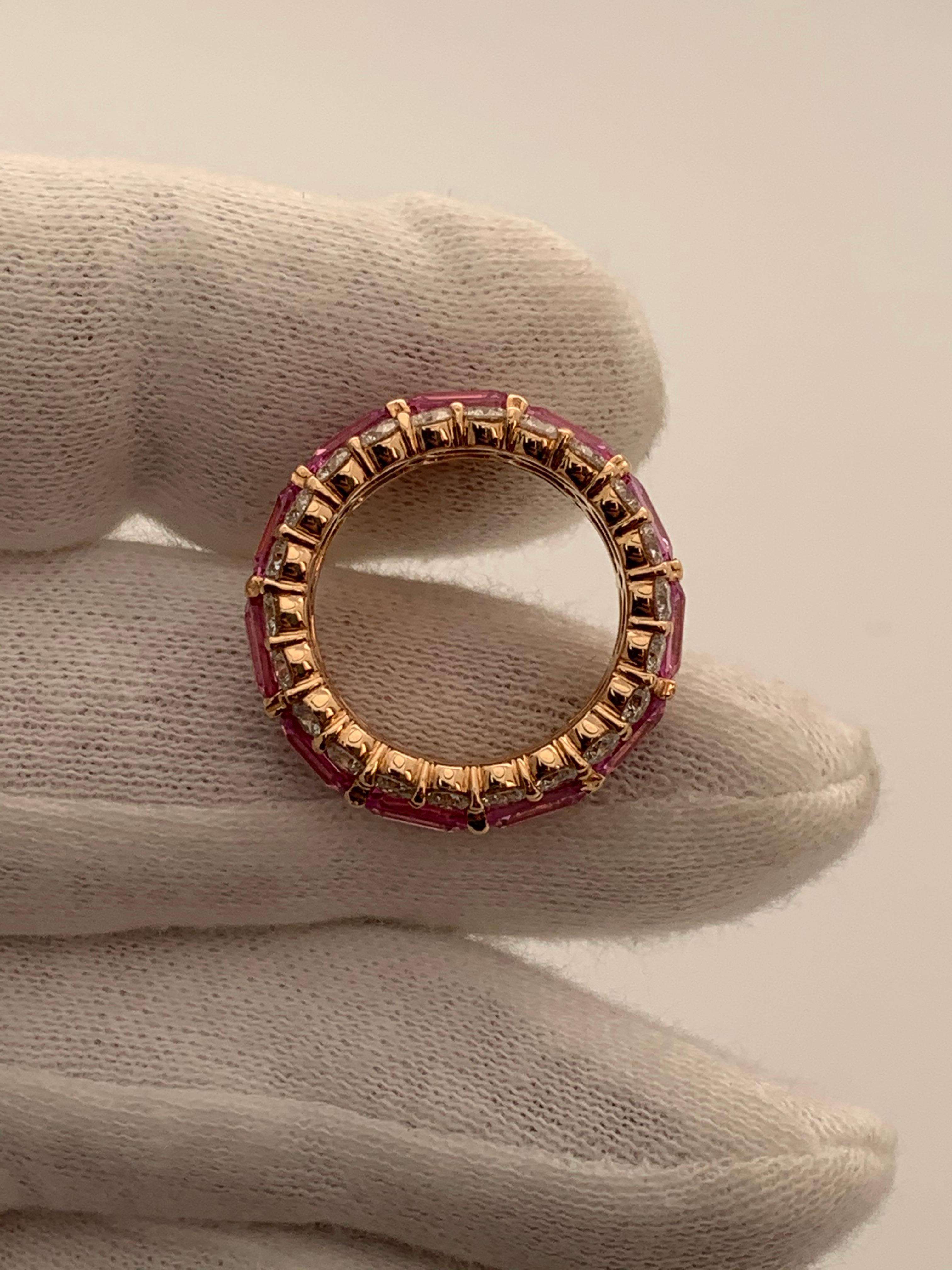 Taglio smeraldo Anello a fascia per l'eternità a più file di zaffiri rosa taglio smeraldo e diamanti bianchi rotondi in vendita