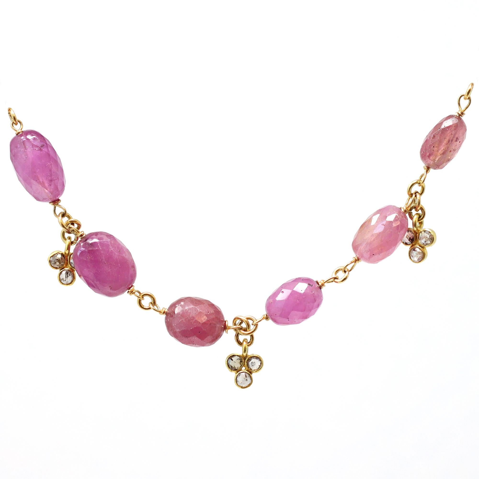 Halskette mit rosa Saphiren, facettierter Perle und Diamanten (Gemischter Schliff) im Angebot