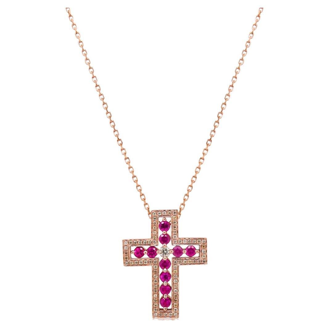 Collana con ciondolo a forma di croce in oro rosa 18K con zaffiro rosa e diamanti fantasia