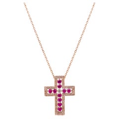 Collier à pendentif croix en or rose 18K avec saphir rose et diamants fantaisie en halo