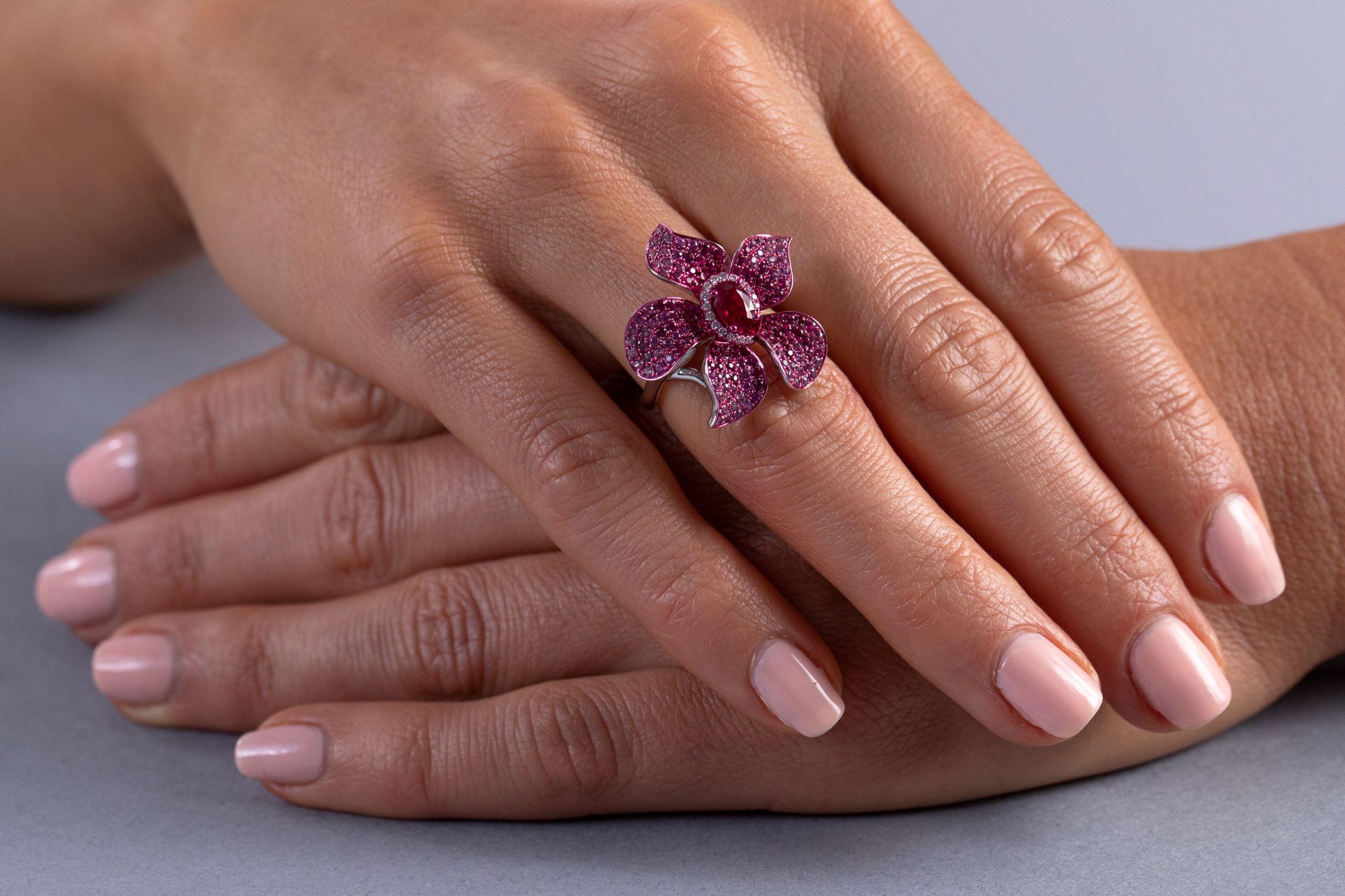 Pink Sapphire Flower Ring In New Condition In Aspen, CO
