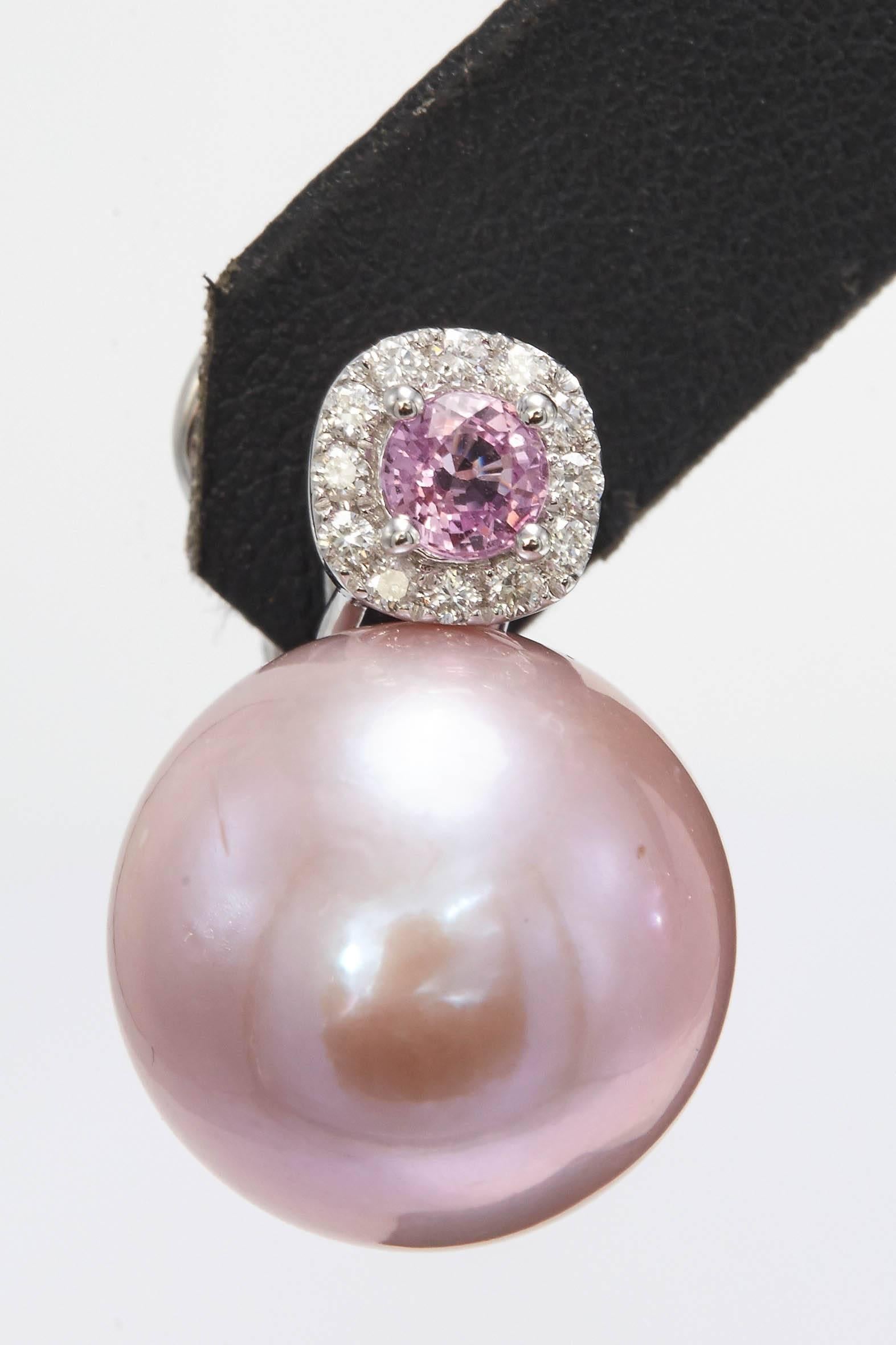 Zafiro rosa y perla de agua dulce Pendientes de diamantes 0,80 CTTW 14-15 MM 18KT Contemporáneo en venta