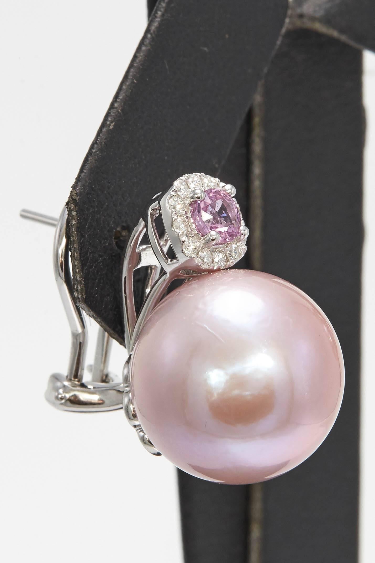 Zafiro rosa y perla de agua dulce Pendientes de diamantes 0,80 CTTW 14-15 MM 18KT Corte redondo en venta