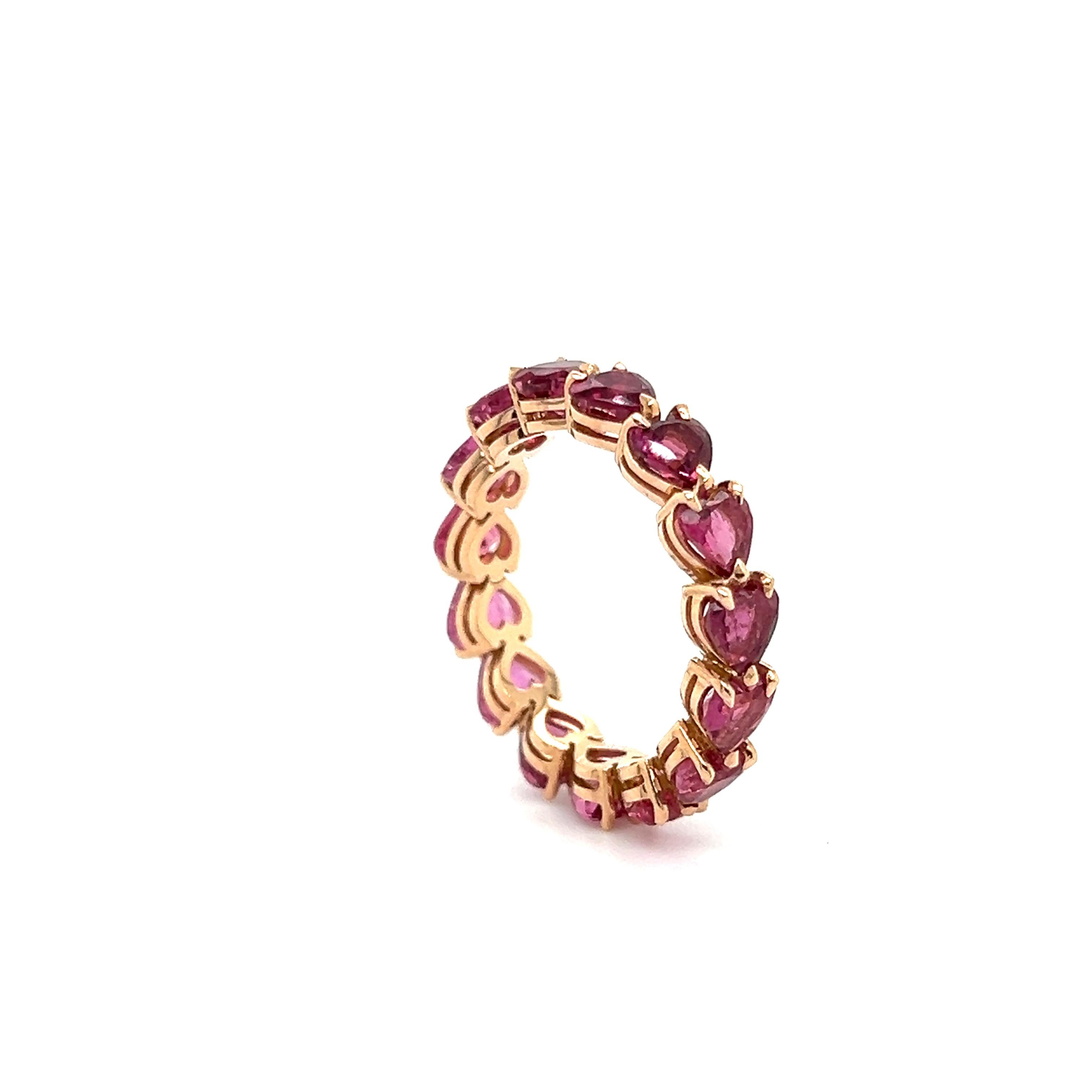 Modern Pink Sapphire Gemstone Heart Shaped Eternity Ring 18k Rose Gold 3.85 Carat For Sale