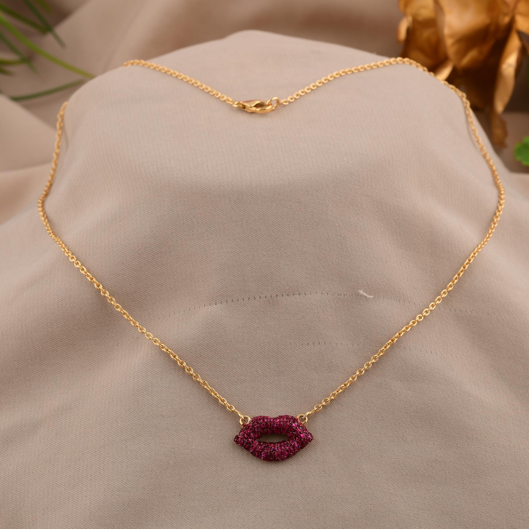 Taille ronde Collier à pendentifs en or jaune 18 carats avec pierres précieuses saphir rose en vente