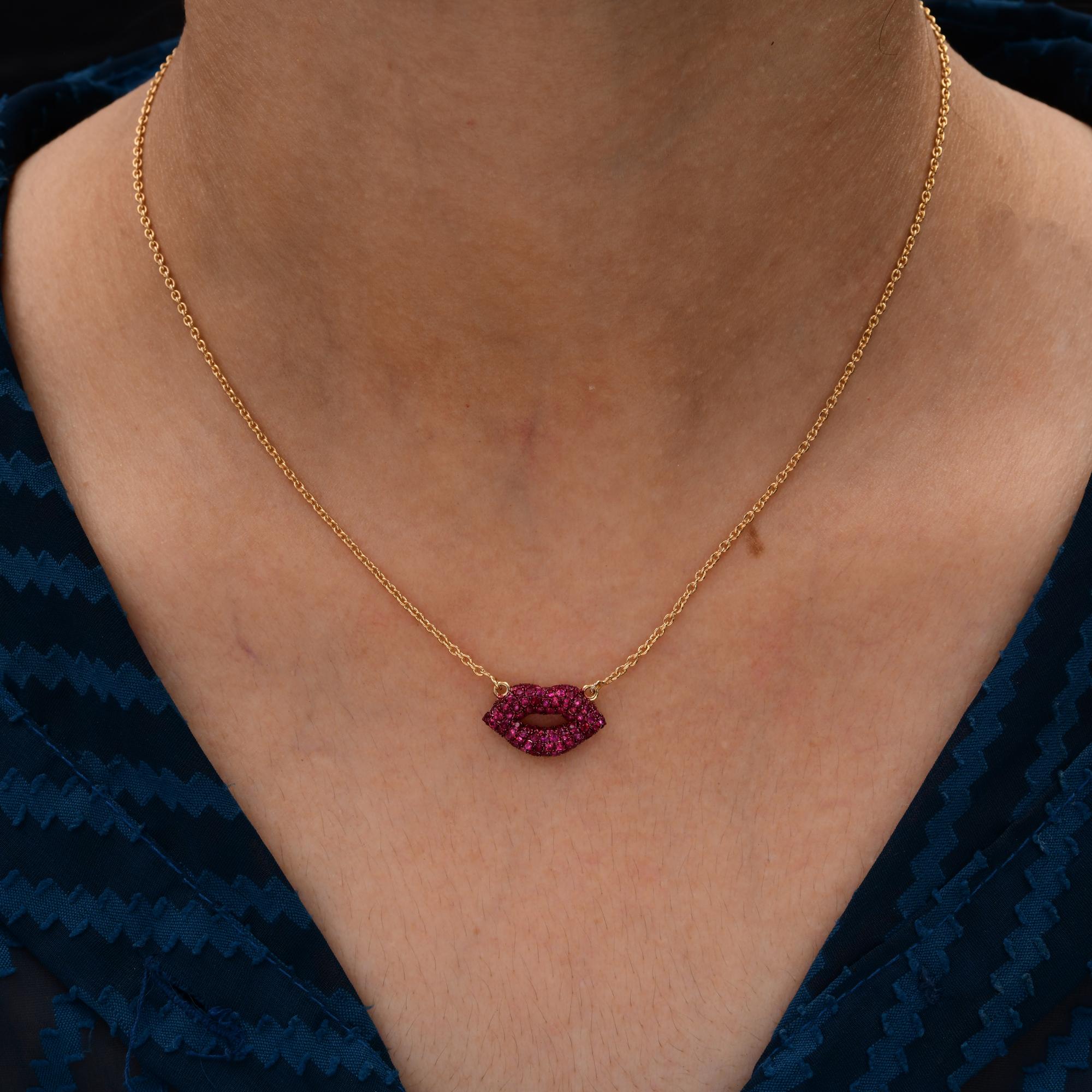 Collier à pendentifs en or jaune 18 carats avec pierres précieuses saphir rose Neuf - En vente à Diera, Dubai