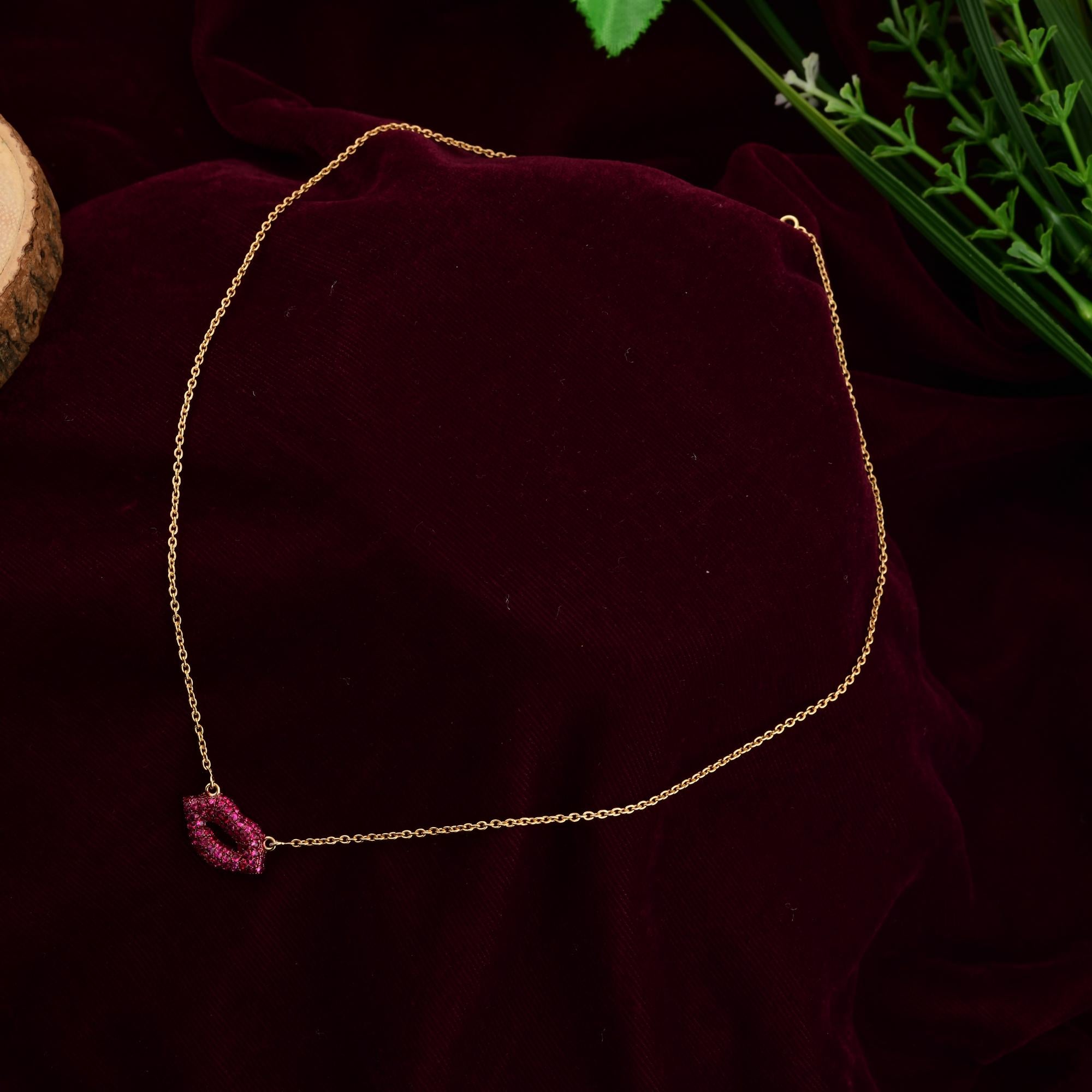Collier à pendentifs en or jaune 18 carats avec pierres précieuses saphir rose en vente 2
