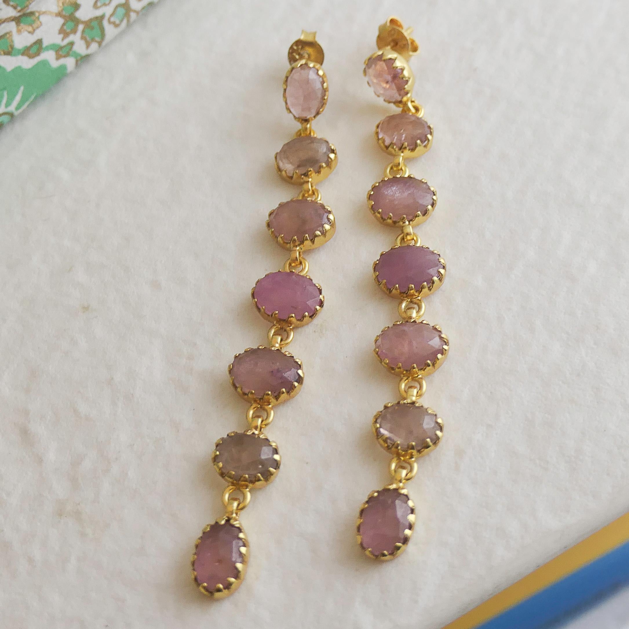 Taille ovale Boucles d'oreilles en argent sterling plaqué or et saphir rose en vente