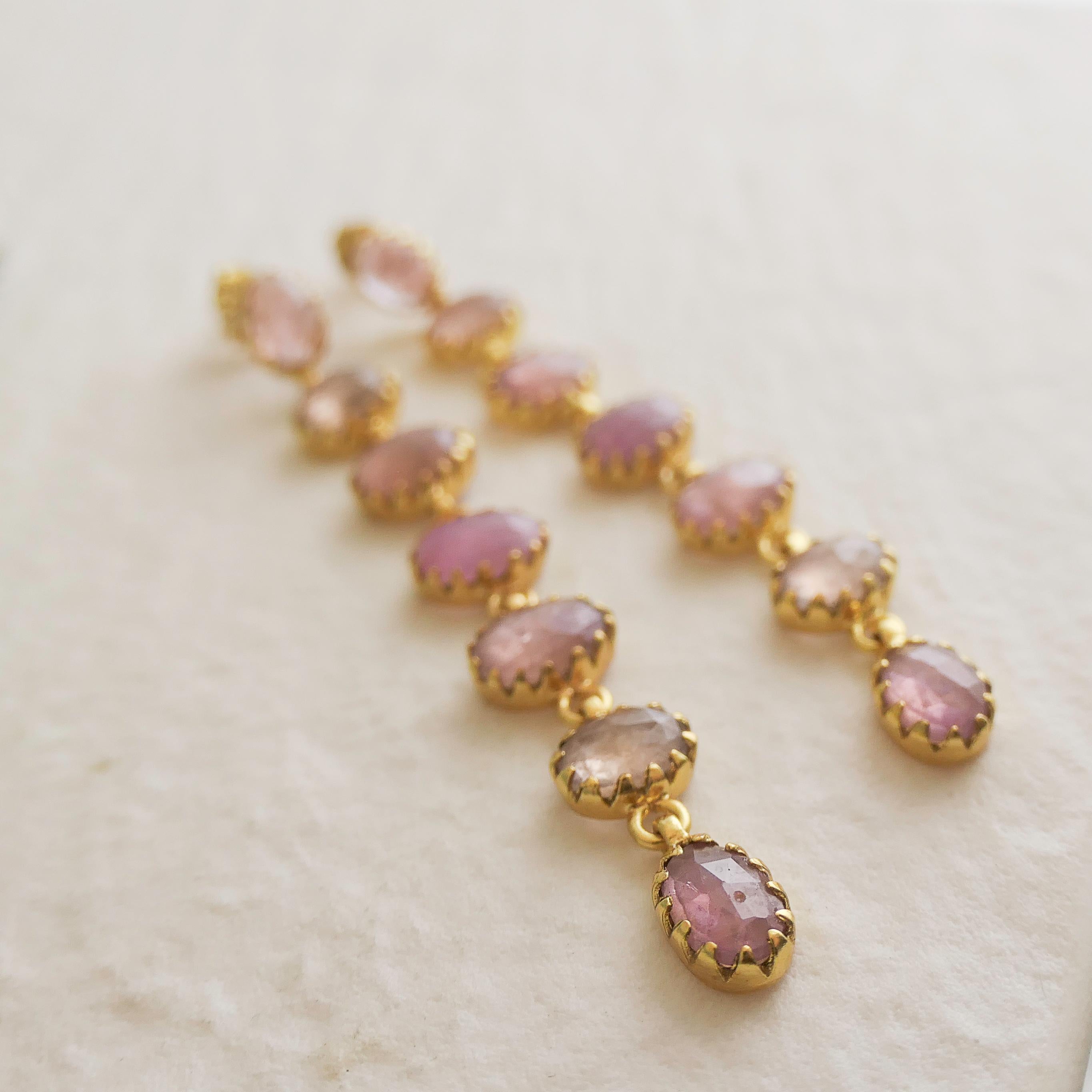 Boucles d'oreilles en argent sterling plaqué or et saphir rose Neuf - En vente à Oslo, 03