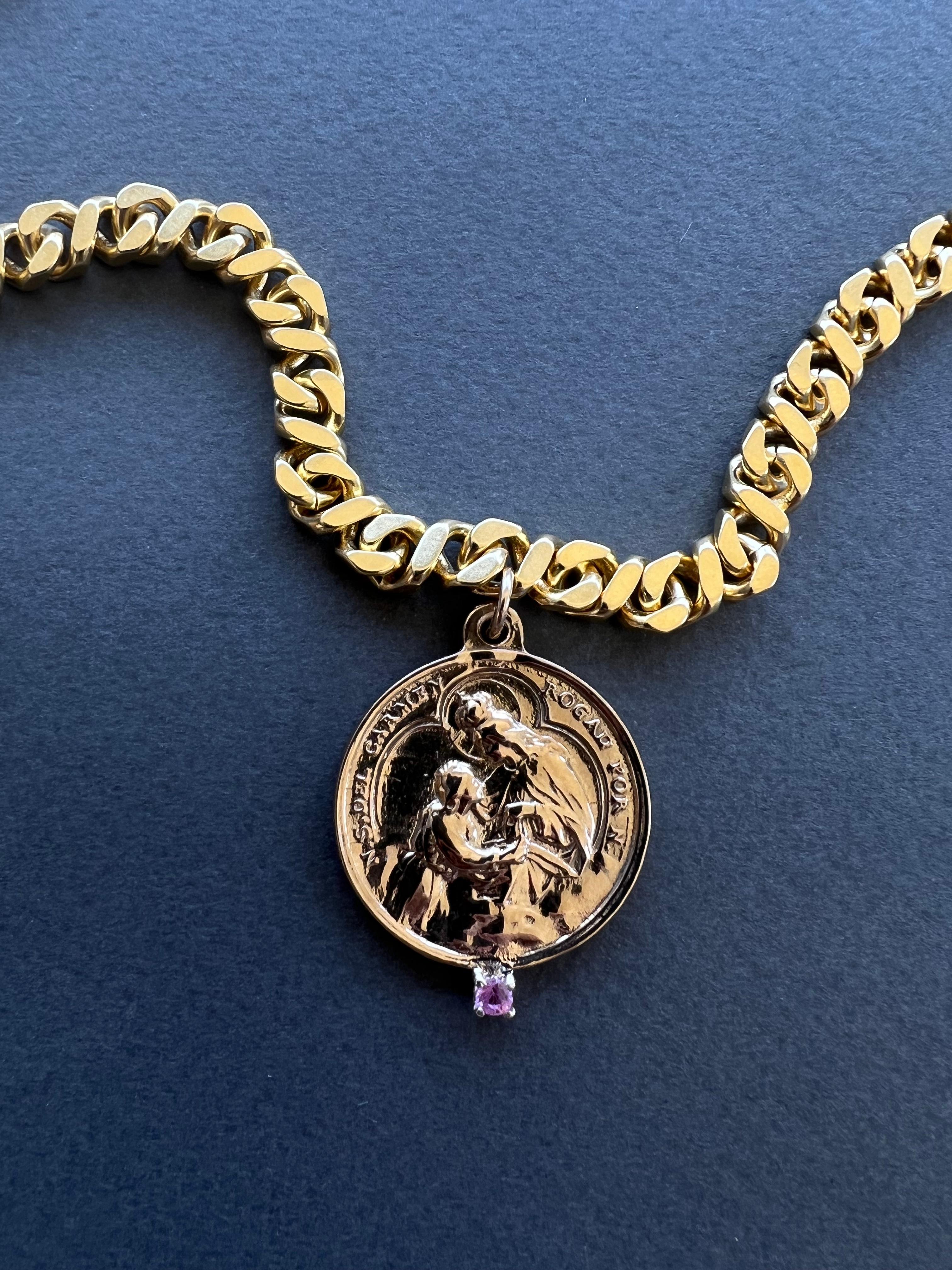 Saphir rose serti sur une chaîne en forme de médaille de la Vierge du Carmen 18