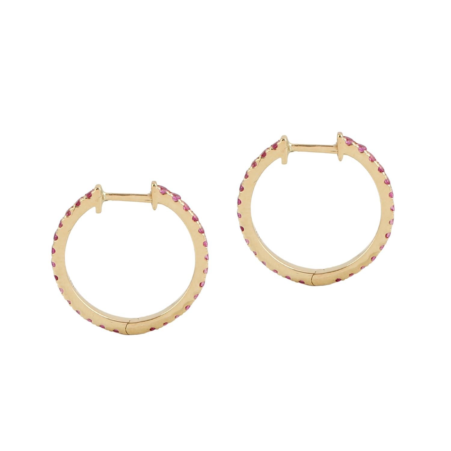 Taille mixte Boucles d'oreilles en or jaune 18k avec saphir rose minime en vente