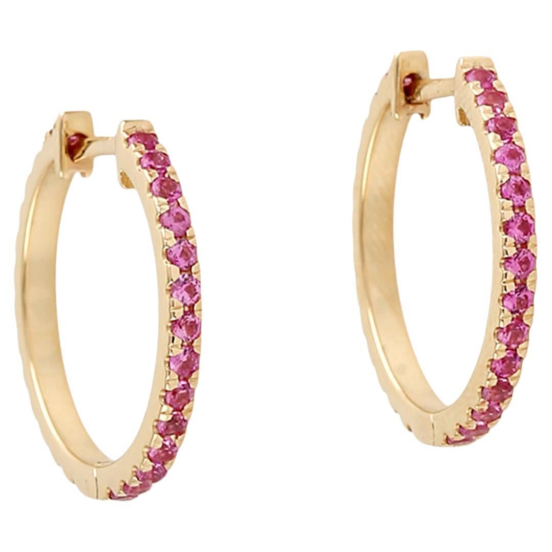 Orecchini a cerchio minimal in oro giallo 18k con zaffiro rosa