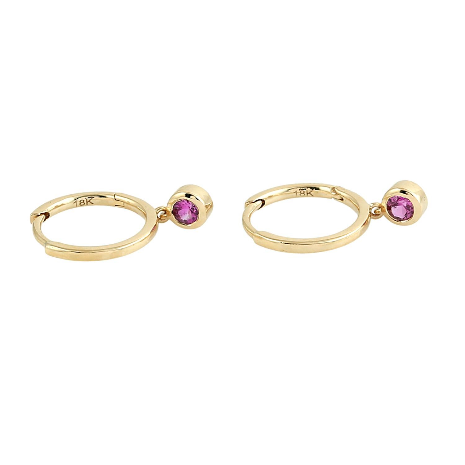 Pink Sapphire Minimal Hoops Made In 18k Yellow Gold en Nuevo estado para la venta en New York, NY