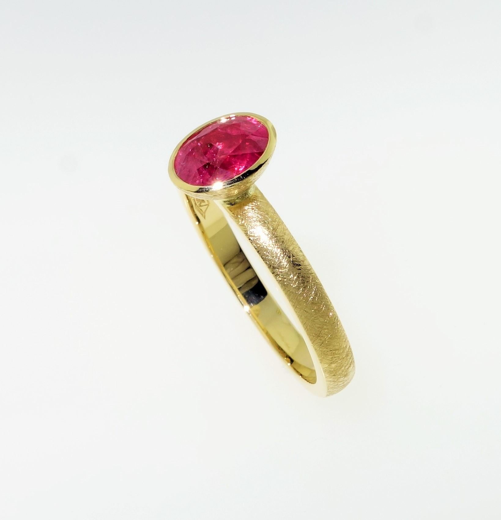 Contemporary Pink Sapphire Modernist 18 Karat Gold Stacking Ring Fine Estate Jewelry For Sale