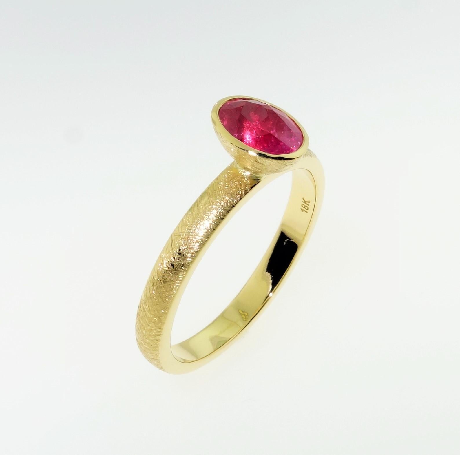 Taille ovale Bague empilable moderniste en or 18 carats avec saphir rose - Bijoux de collection en vente