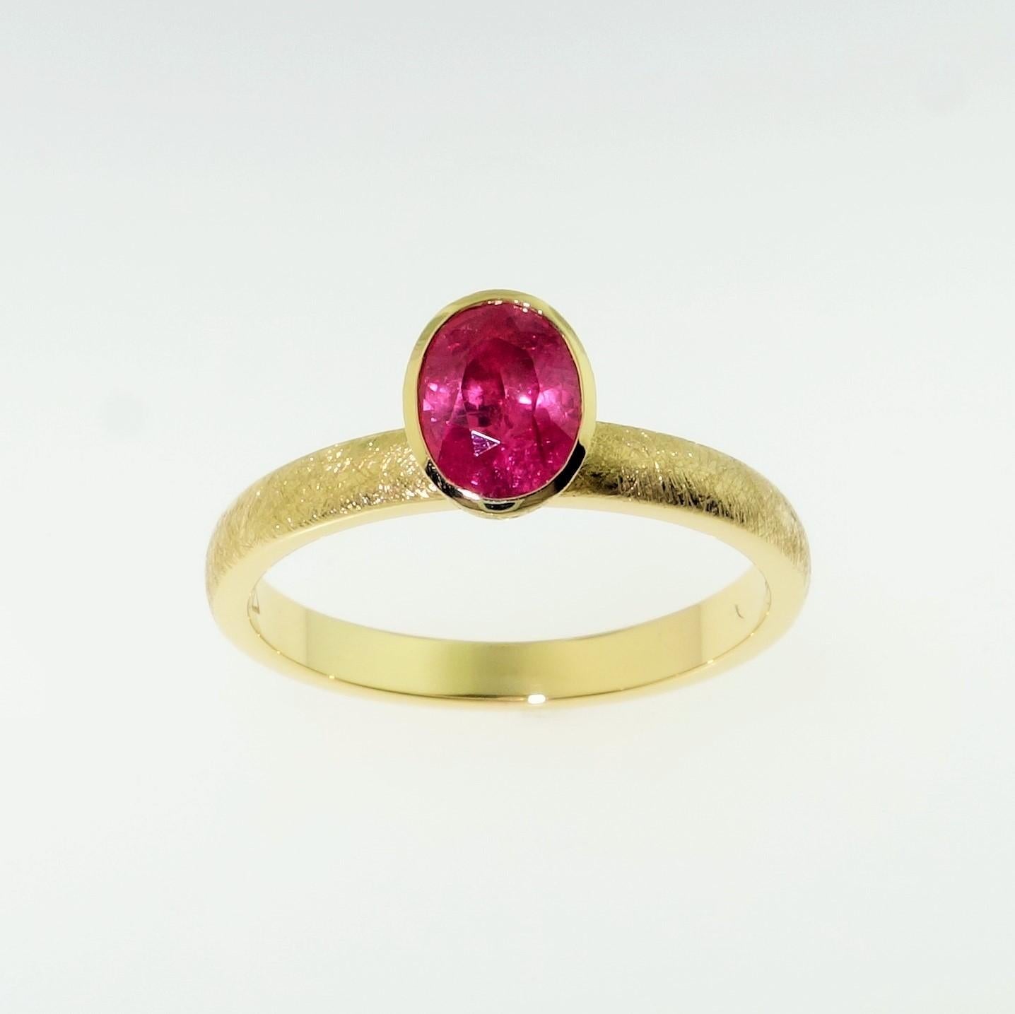 Pink Sapphire Modernist 18 Karat Gold Stacking Ring Fine Estate Jewelry In New Condition For Sale In Montreal, QC