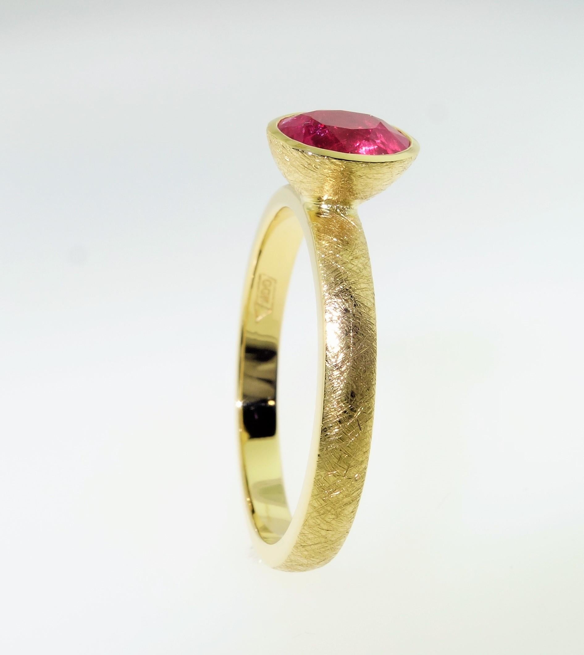 Women's Pink Sapphire Modernist 18 Karat Gold Stacking Ring Fine Estate Jewelry For Sale