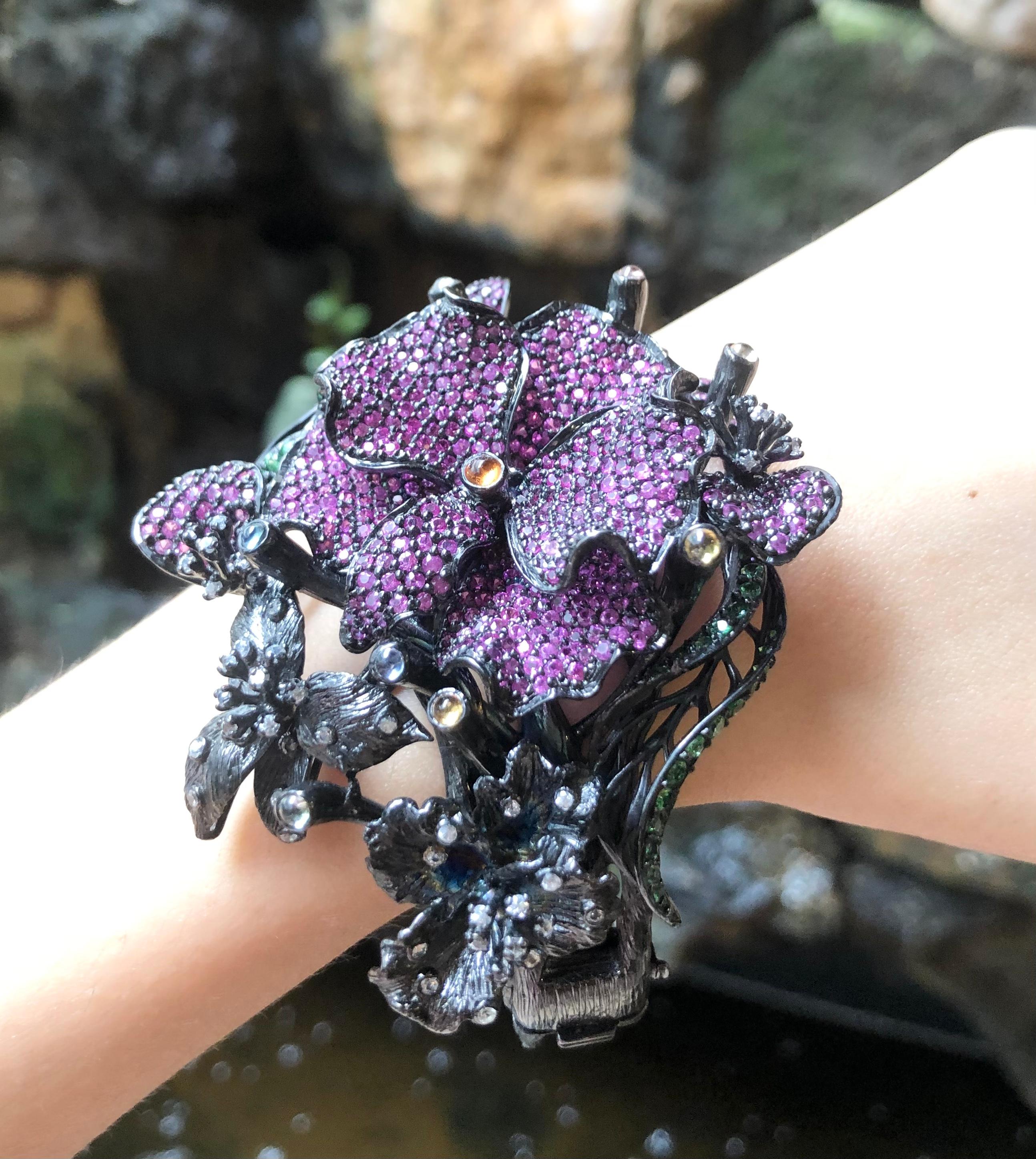 Bracelet jonc à fleurs en saphir rose, saphir multicolore et tsavorite  en argent  en vente 3