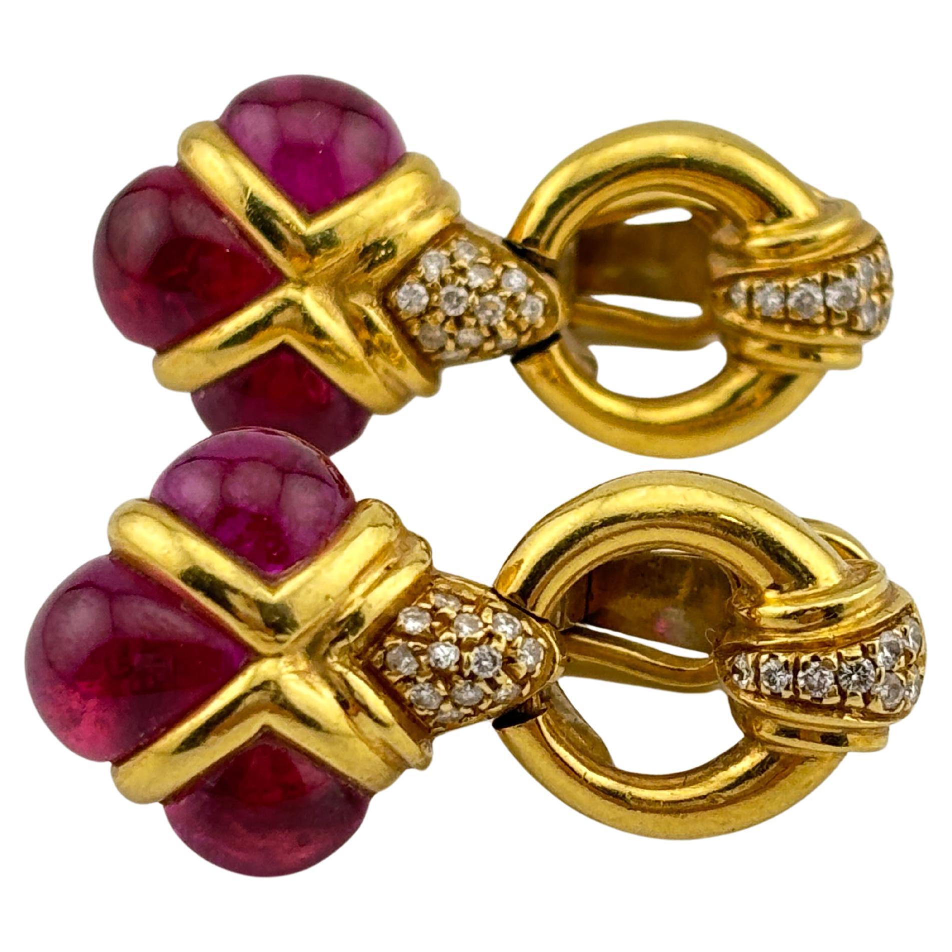 Questi orecchini con zaffiro rosa e diamante naturale sono una splendida combinazione di eleganza, raffinatezza e colore vibrante, realizzati per catturare la luce ad ogni movimento. Questi orecchini hanno un design squisito, che fonde la calda e