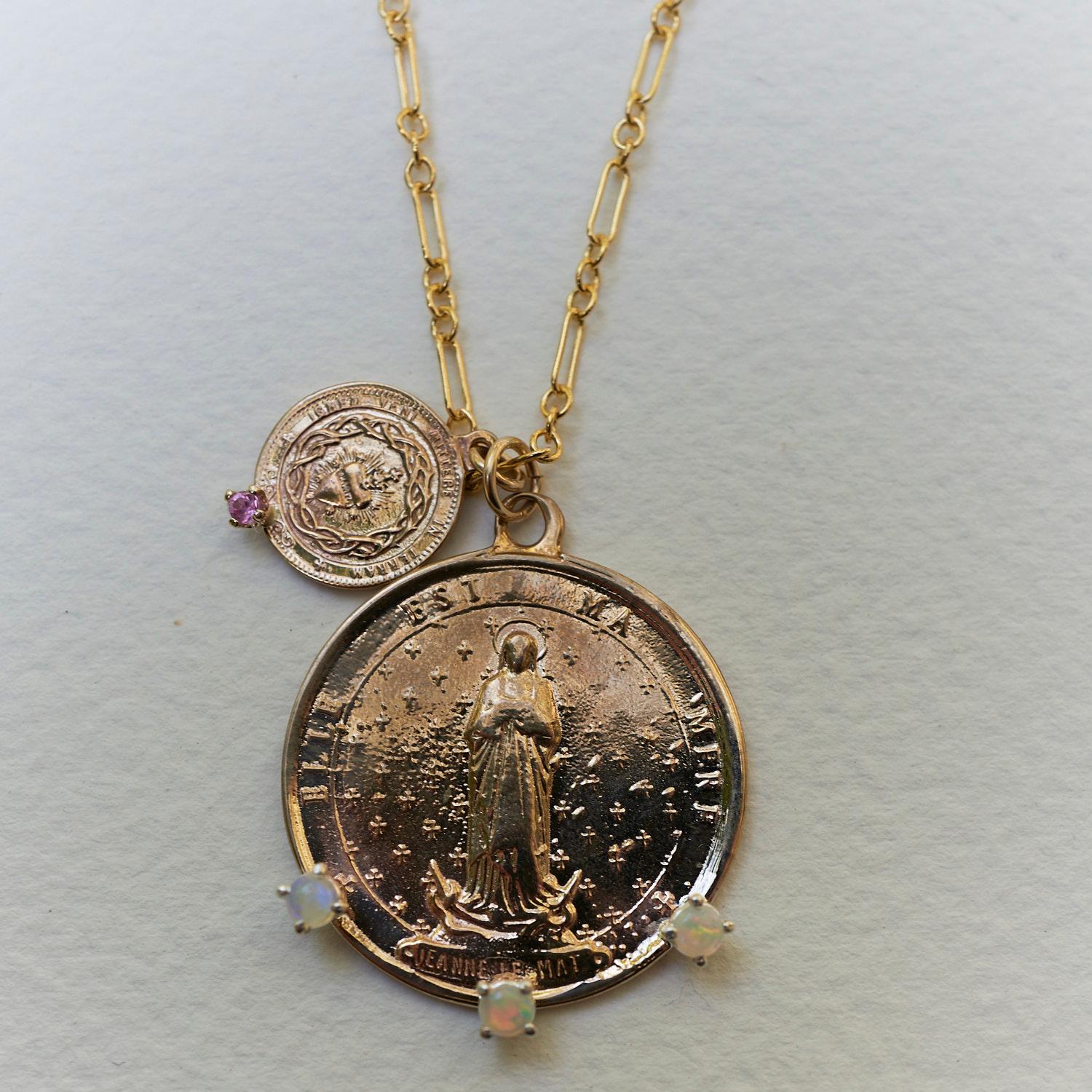 Collier chaîne 3 opales saphir rose Médaille française, une avec un cœur et une avec Jeanne Le Mat 
La chaîne est de 24