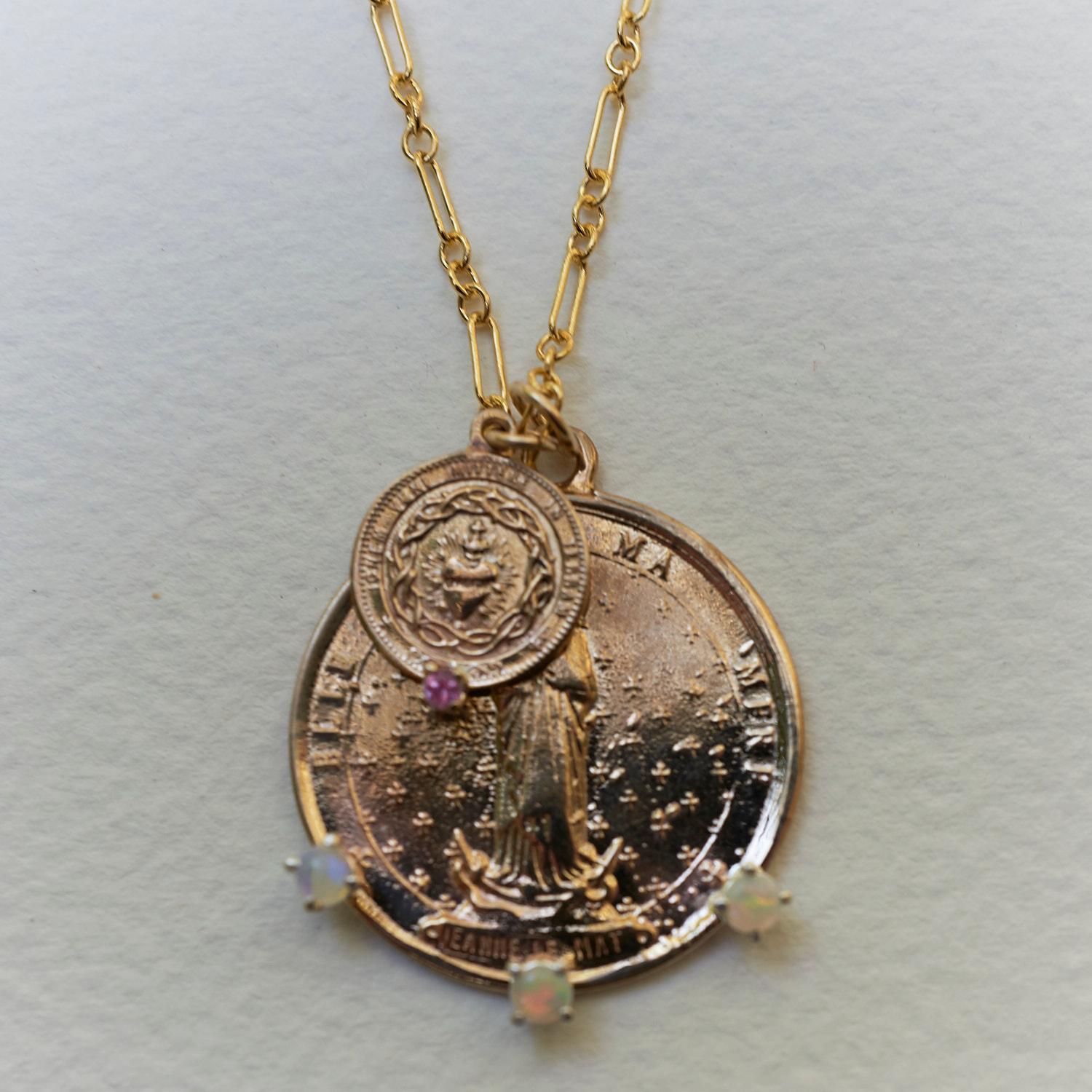 Victorien Chaîne collier en opale et saphir rose J Dauphin avec médaille en forme de cœur français en vente
