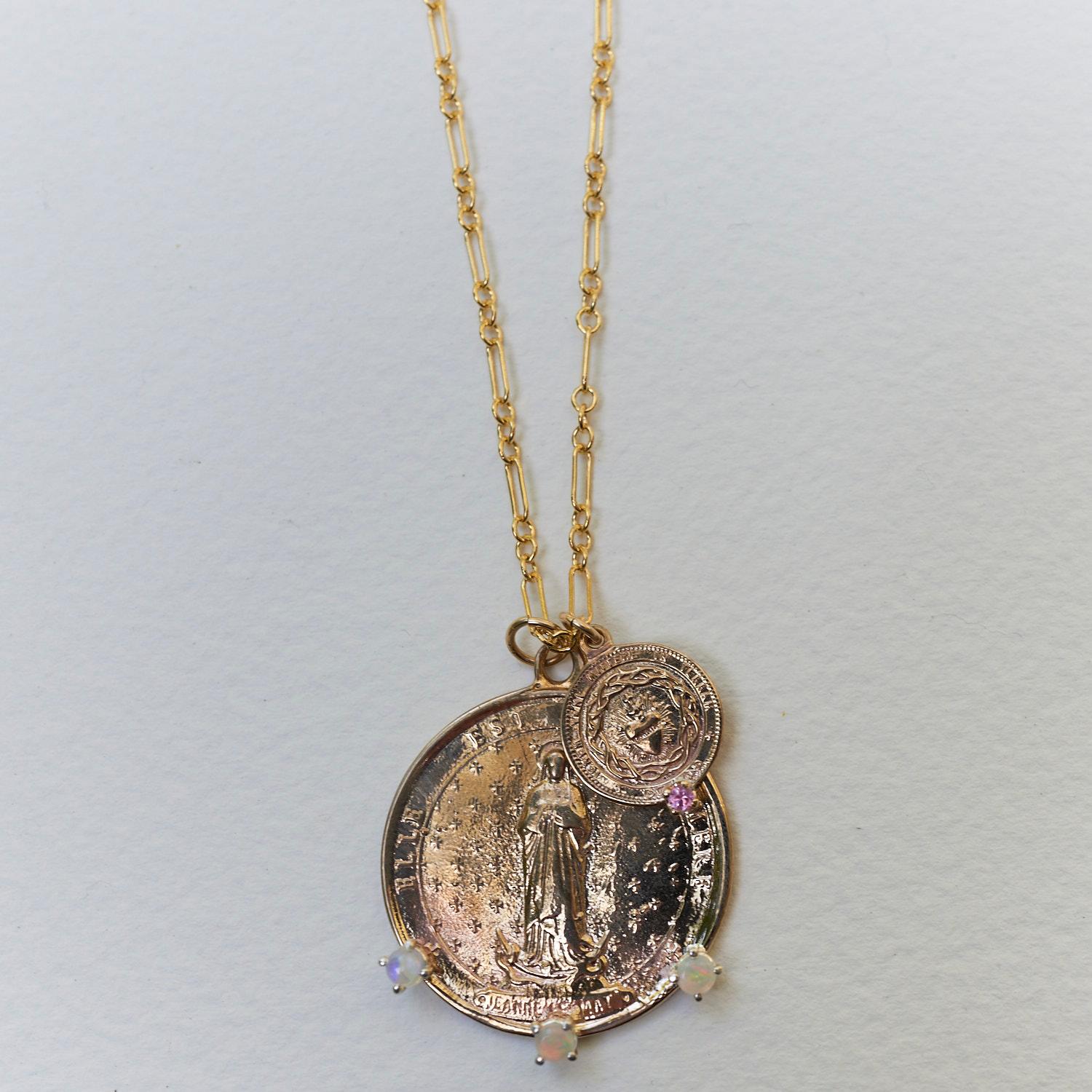 Taille brillant Chaîne collier en opale et saphir rose J Dauphin avec médaille en forme de cœur français en vente
