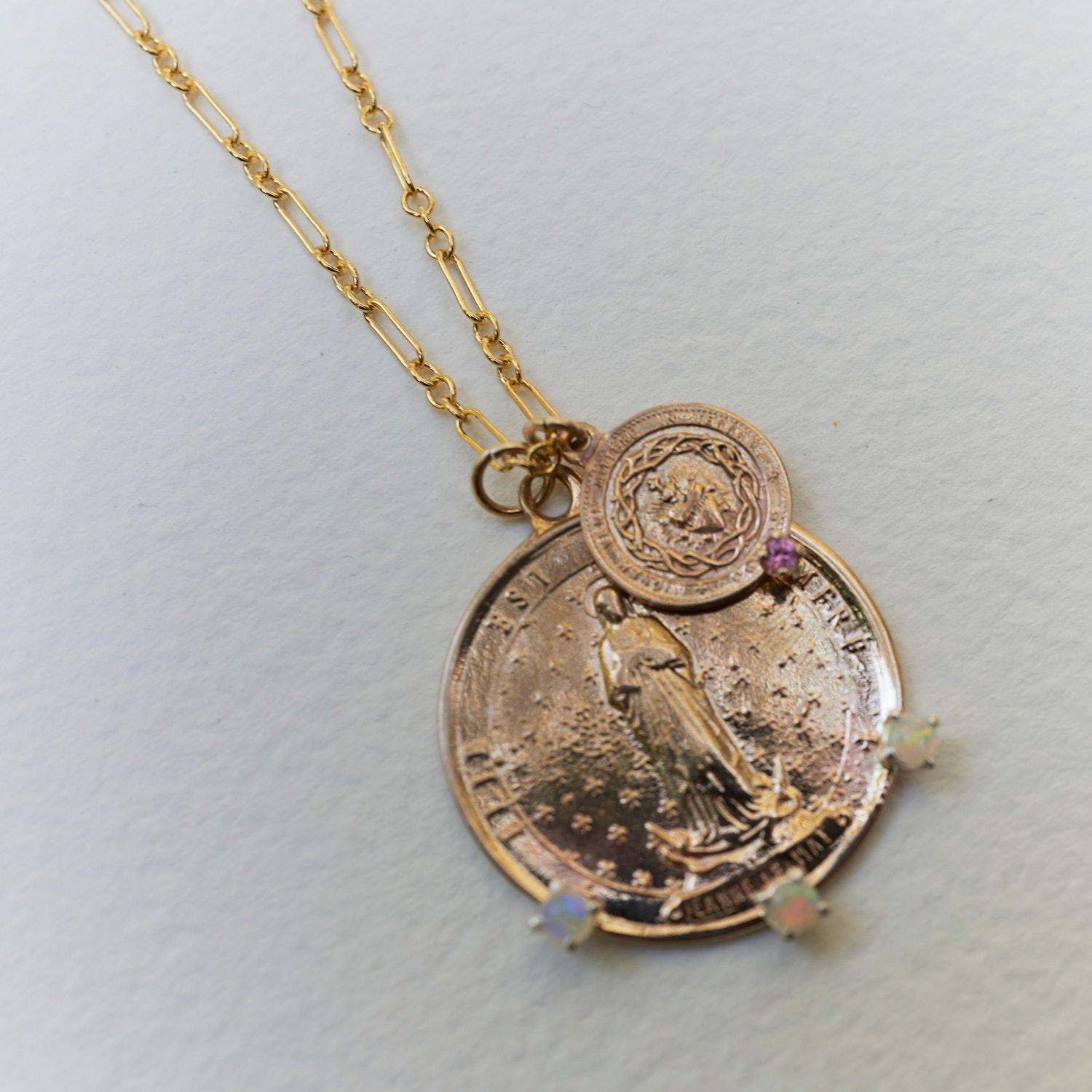 Chaîne collier en opale et saphir rose J Dauphin avec médaille en forme de cœur français Pour femmes en vente