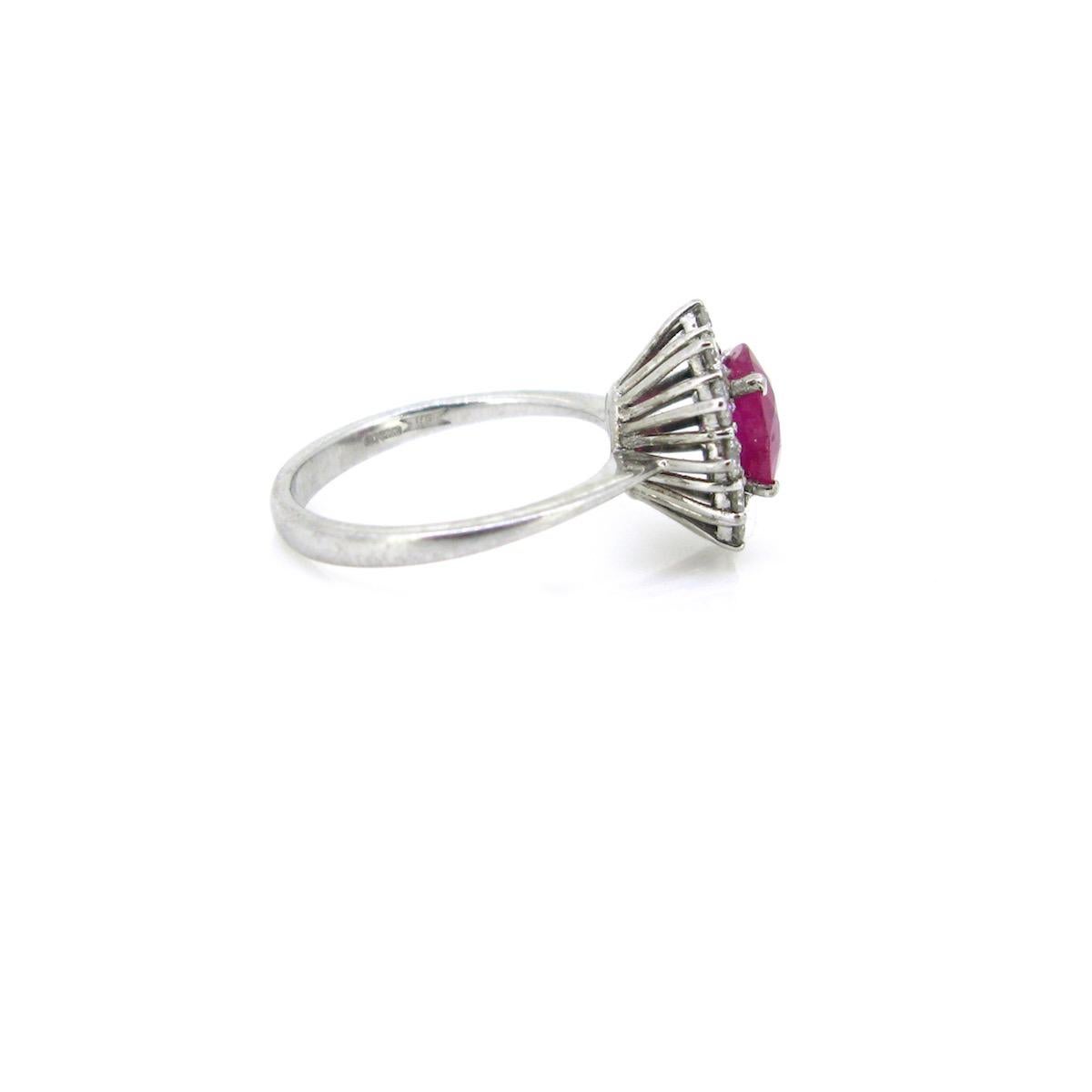 Pink Sapphire Oval Cut Diamonds Cluster Daisy White Gold Ring In New Condition For Sale In London, GB