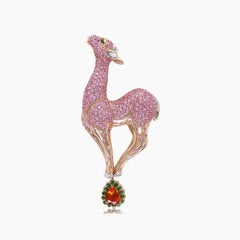 Spilla con zaffiro rosa e cervo di antilope in oro rosa 18K