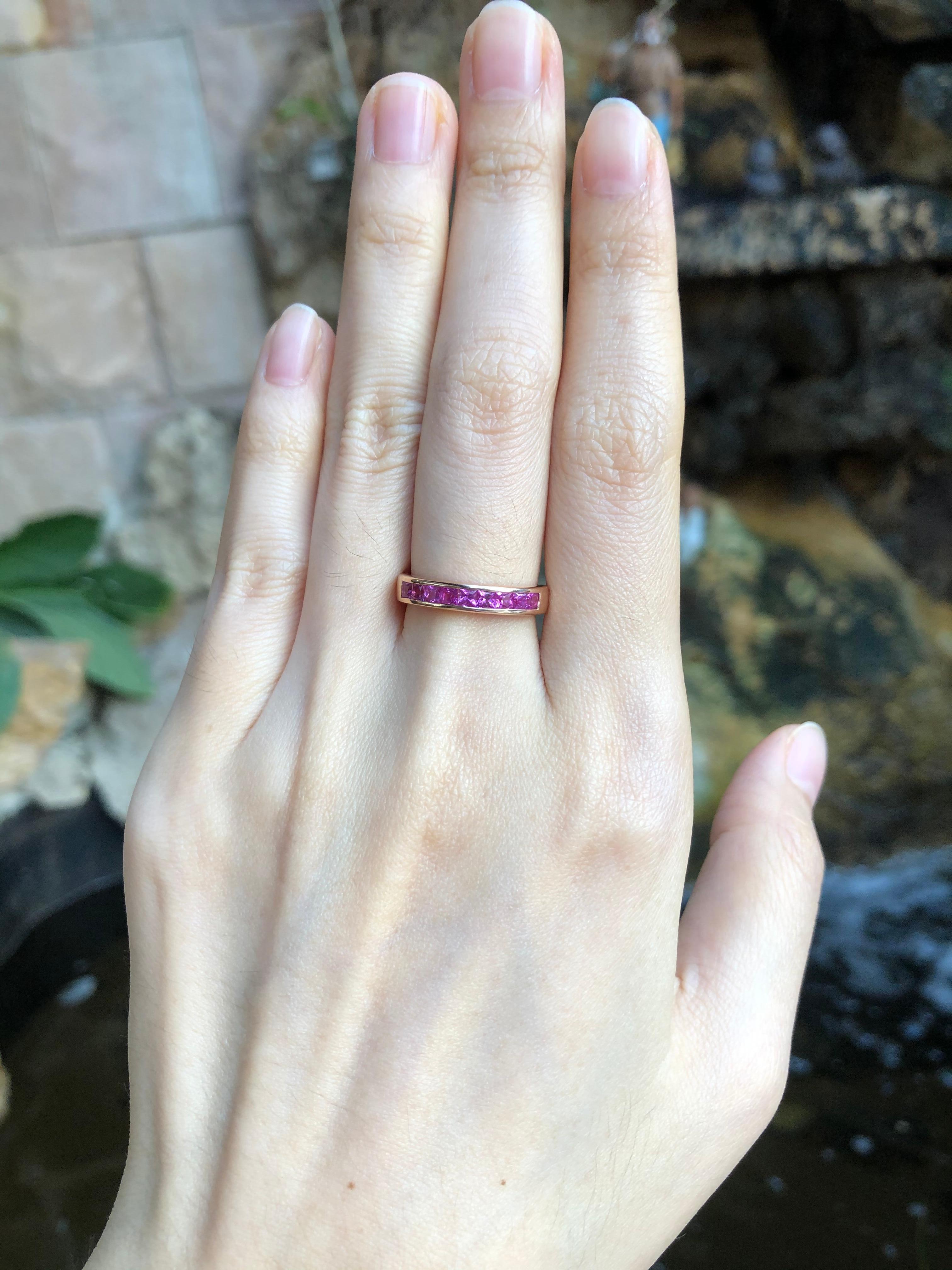 Bague en saphir rose de 0,82 carat sertie d'or rose 18 carats

Largeur :  1.7 cm 
Longueur : 0,3 cm
Taille de l'anneau : 51
Poids total : 4,0 grammes

