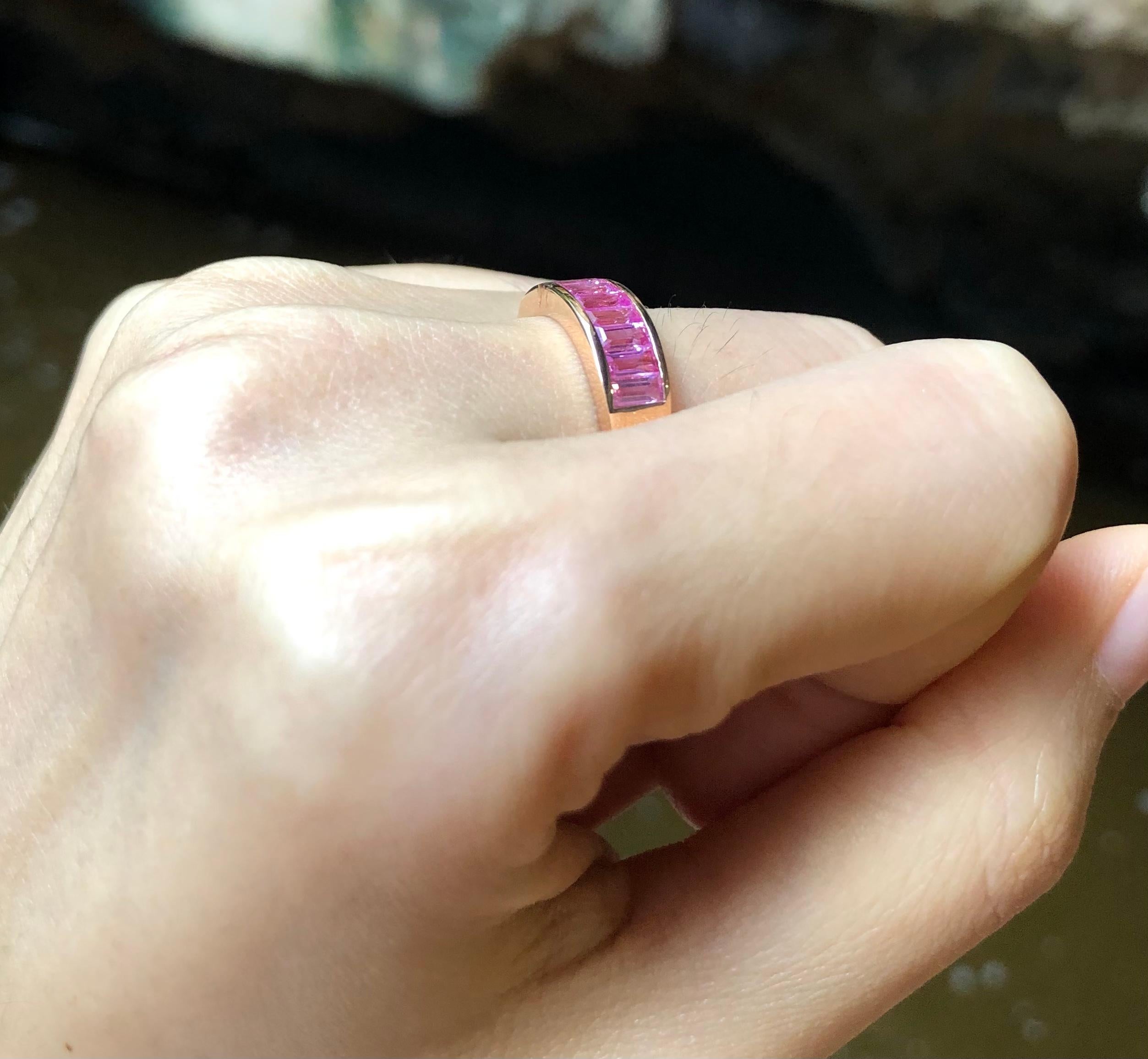 Women's or Men's Pink Sapphire Ring Set in 18 Karat Rose Gold Settings For Sale