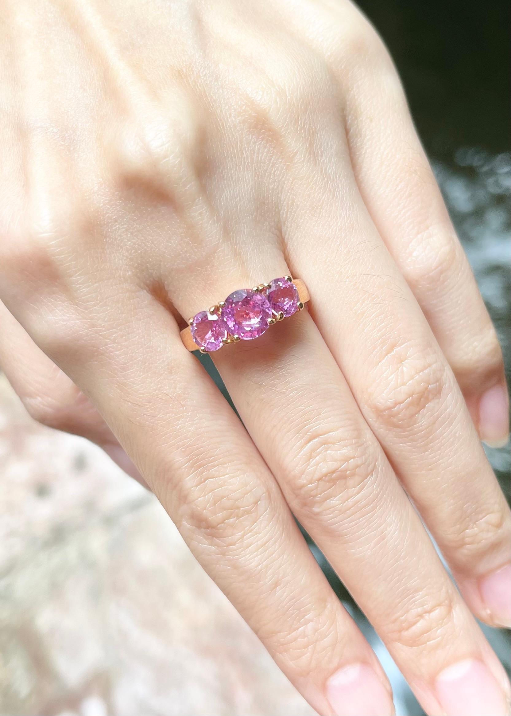 Round Cut Pink Sapphire Ring set in 18K Rose Gold Settings For Sale