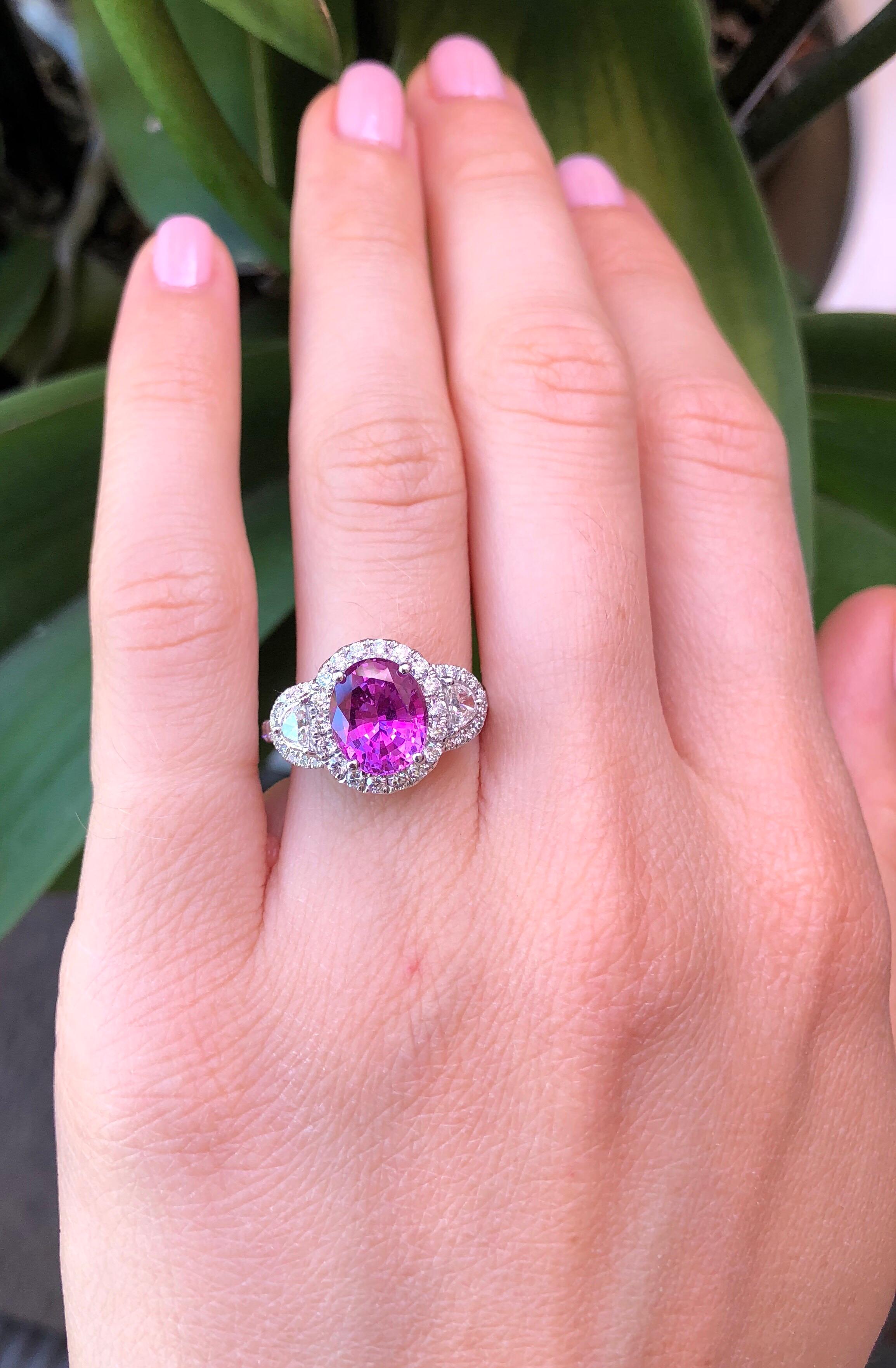 Modern Pink Sapphire Ring Oval 3.14 Carats