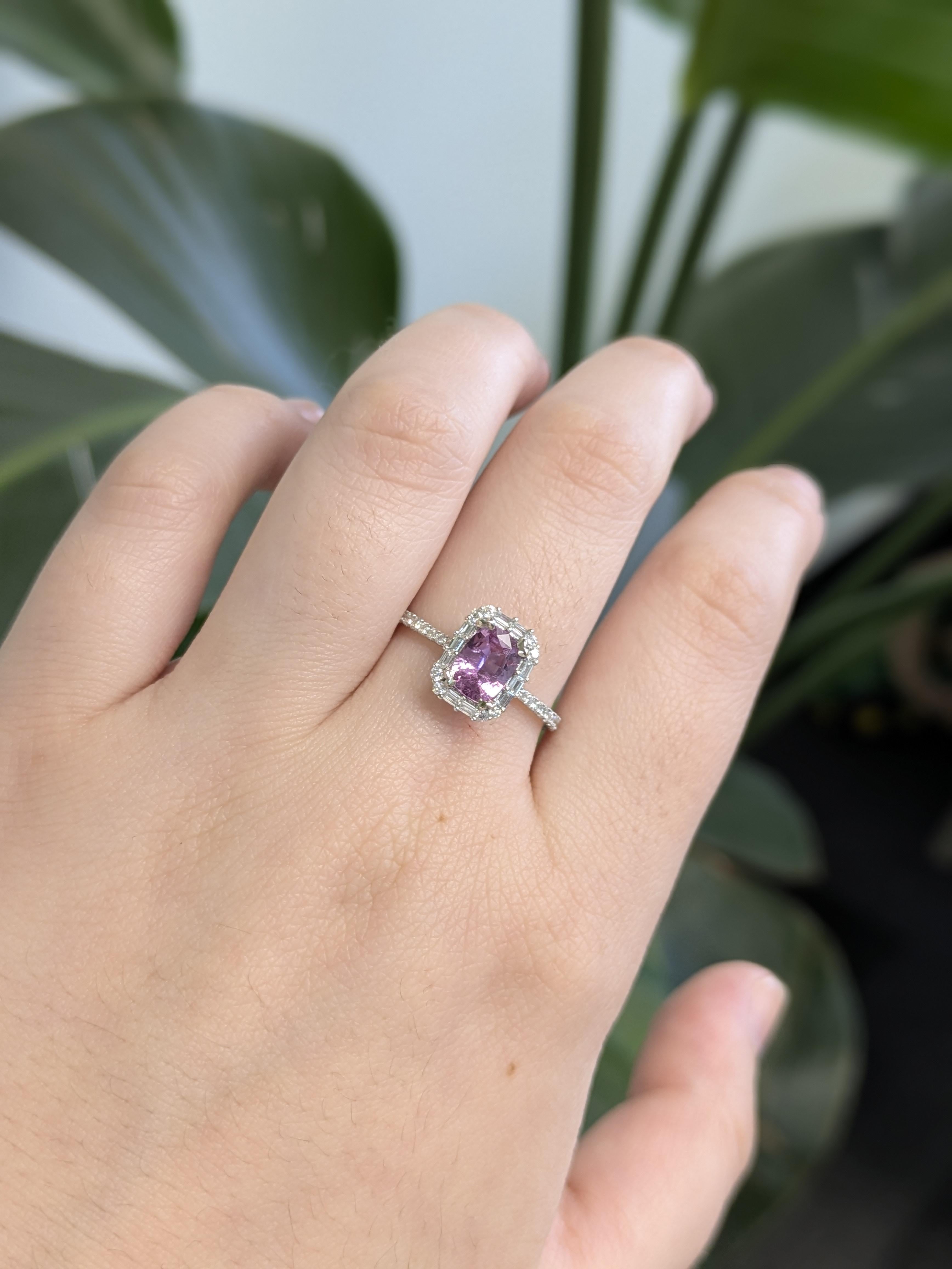 Das Herzstück dieses eleganten Rings ist ein strahlender rosafarbener Saphir, der mit einer schillernden Mischung aus natürlichen Baguette- und runden Diamanten verziert ist. Gefertigt aus massivem 14-karätigem Weißgold, strahlt er eine perfekte