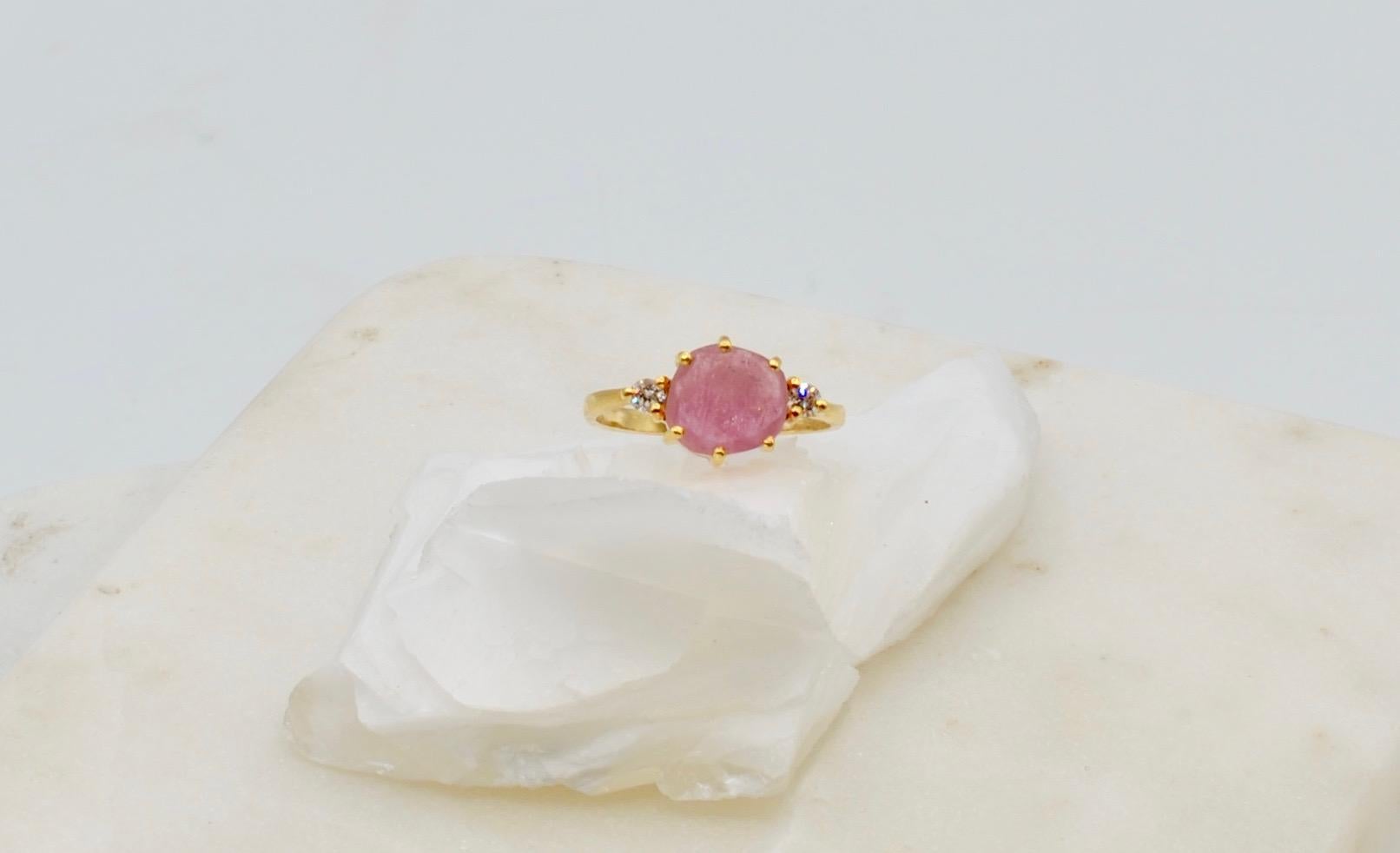 Bague en or 14 carats sertie d'un saphir rose de 2,6 carats et de diamants de taille rose en vente 1