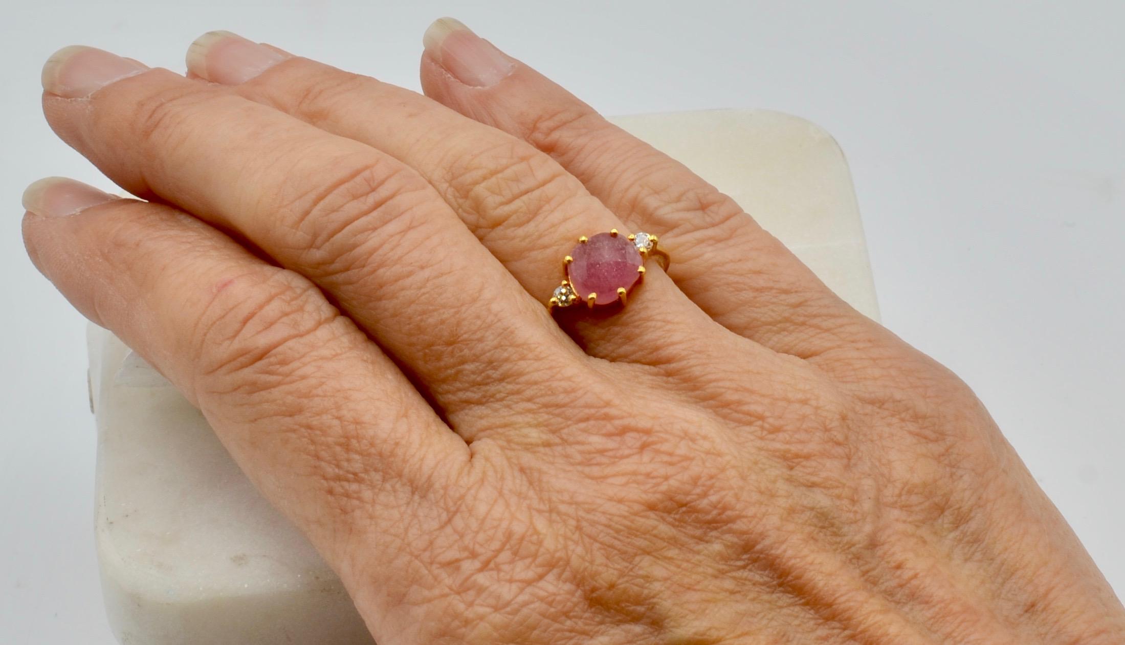 Moderniste Bague en or 14 carats sertie d'un saphir rose de 2,6 carats et de diamants de taille rose en vente