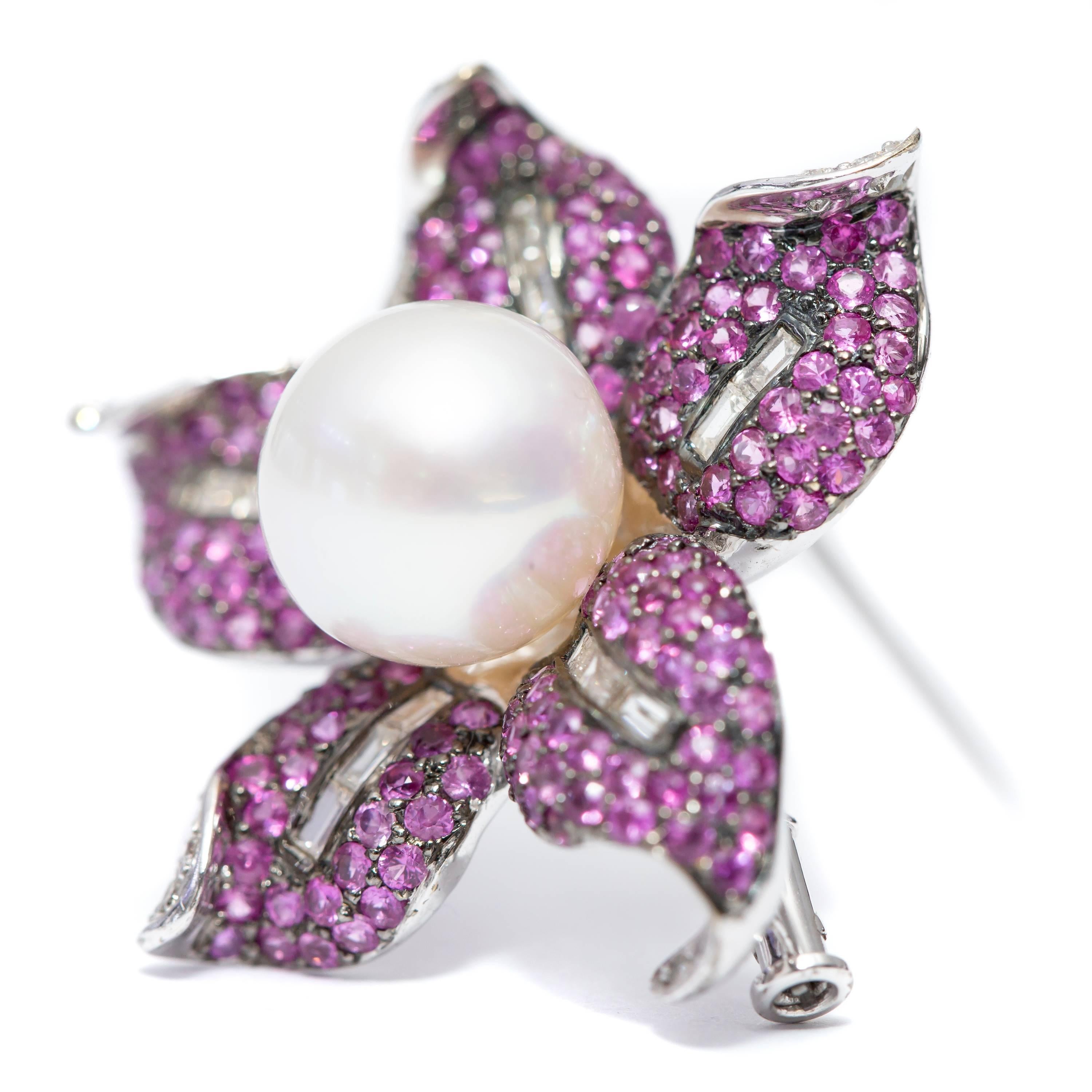 Broche pendentif en or blanc 18 carats sur mesure avec saphir rose rond et diamants de 3,00 carats en vente 1