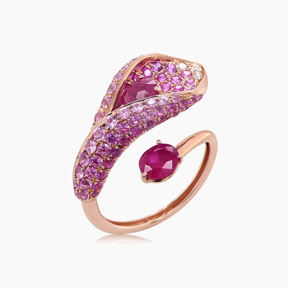 Taglio misto Anello floreale con zaffiro rosa, rubino e diamante in oro rosa 18 carati con giglio della calla in vendita