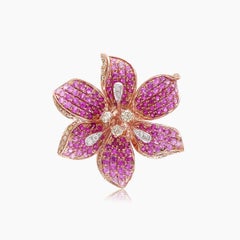 Bague saphir rose, rubis et diamant The Lilly Flower en or rose 18 carats à motif floral