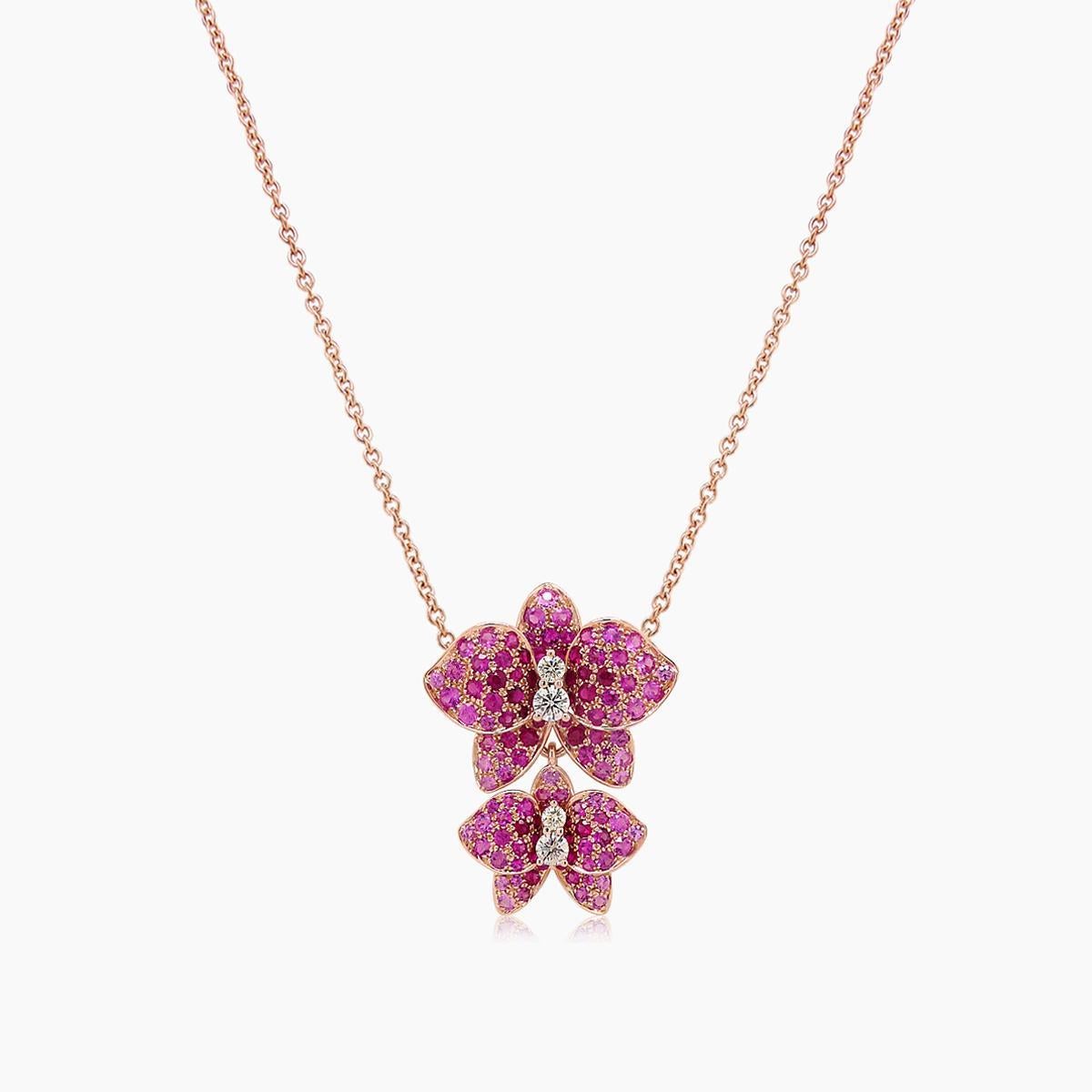 Collier à pendentif papillon en or rose avec saphir rose, rubis et diamants fantaisie Neuf - En vente à Oakton, VA