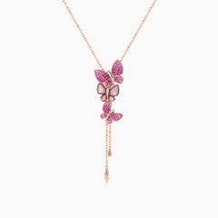 Collier pendentif en or rose avec saphir rose et rubis, perle et diamants, papillon doux