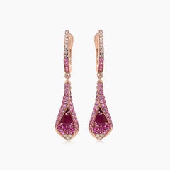 Boucles d'oreilles pendantes en or rose 18 carats saphir rose, rubis et diamants blancs sertis en pavé