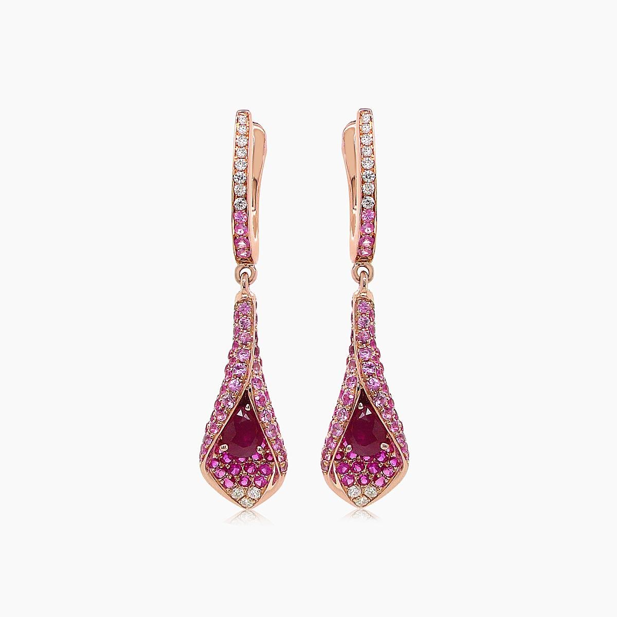 Orecchini a goccia in oro rosa 18 carati con zaffiro rosa, rubino e diamanti bianchi incastonati a pavé In condizioni Nuovo in vendita a Oakton, VA