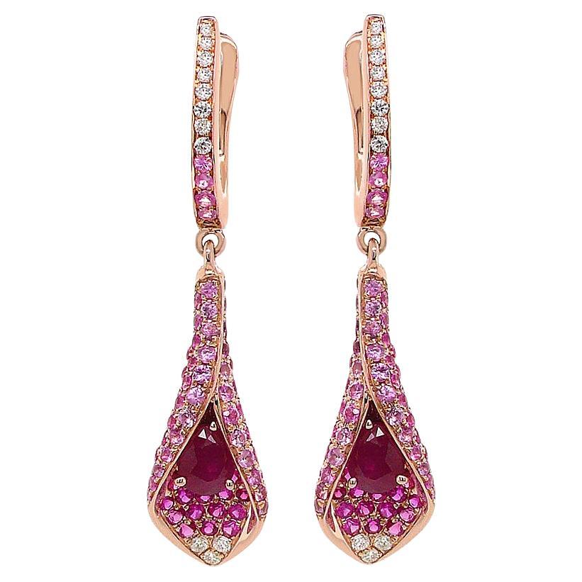 Orecchini a goccia in oro rosa 18 carati con zaffiro rosa, rubino e diamanti bianchi incastonati a pavé in vendita