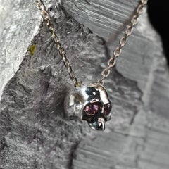 Pendentif petit crâne en argent et saphir rose
