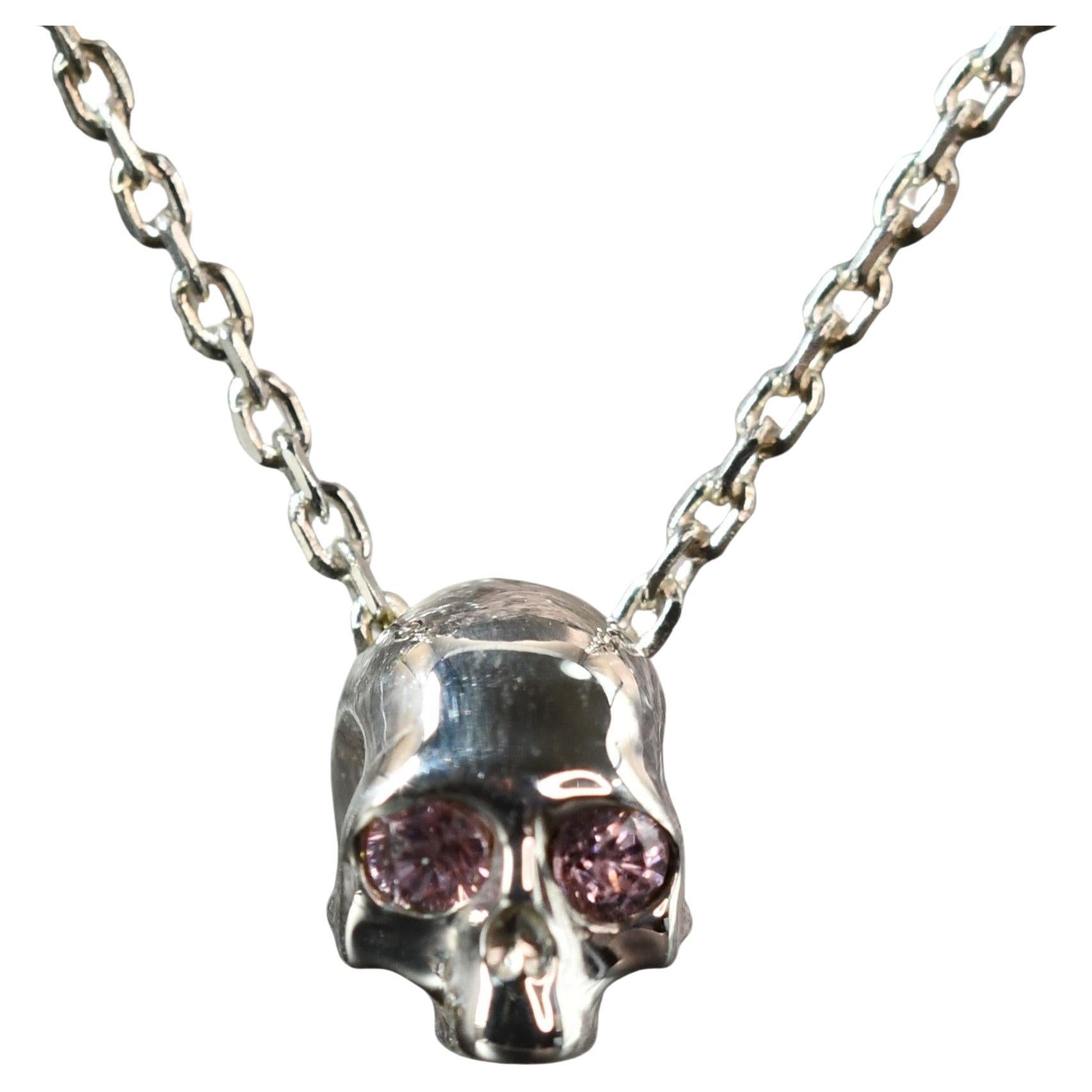 Pendentif petit crâne en argent et saphir rose
